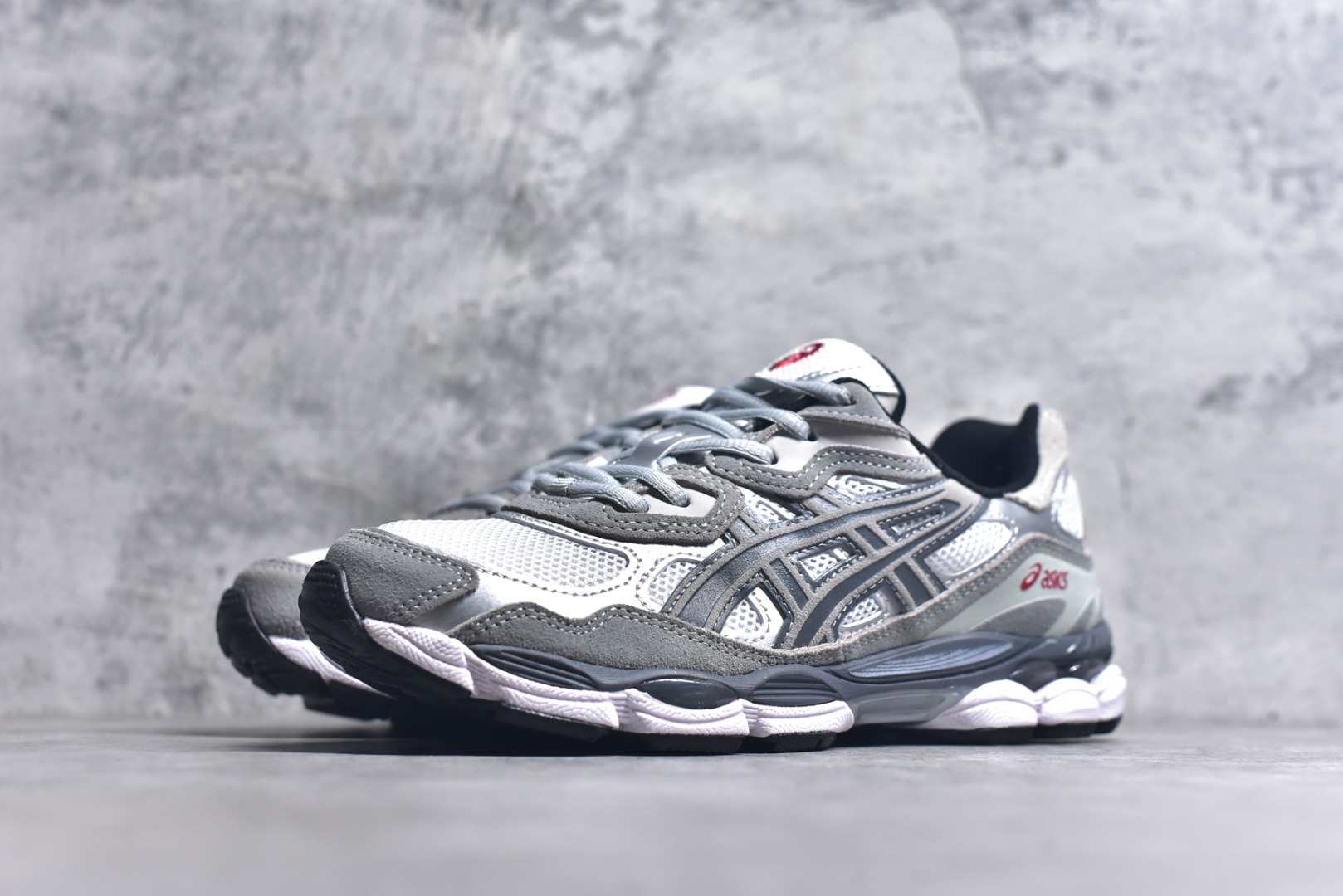 图片[2]-#Asics GEL-NYC 亚瑟士防滑耐磨透气低帮运动休闲鞋 GEL-NYC™ 运动鞋的灵感源自传统和现代高性能跑步风格 其鞋面结构参考了 2000 年代初的 GEL-NIMBUS™ 3 鞋 并将其与 MC-PLUS V 设计中的各种装饰融为一体 该工装通过使用 GEL-CUMULUS® 16 鞋的工装系统来对比鞋面的复古风格 通过轻质泡沫和 GEL® 技术嵌入物的结合 这种中底结构有助于创造先进的脚底舒适度 尺码：36 37 37.5 38 39 40.5 41.5 42 42.5 43.5 44 45-选品中心