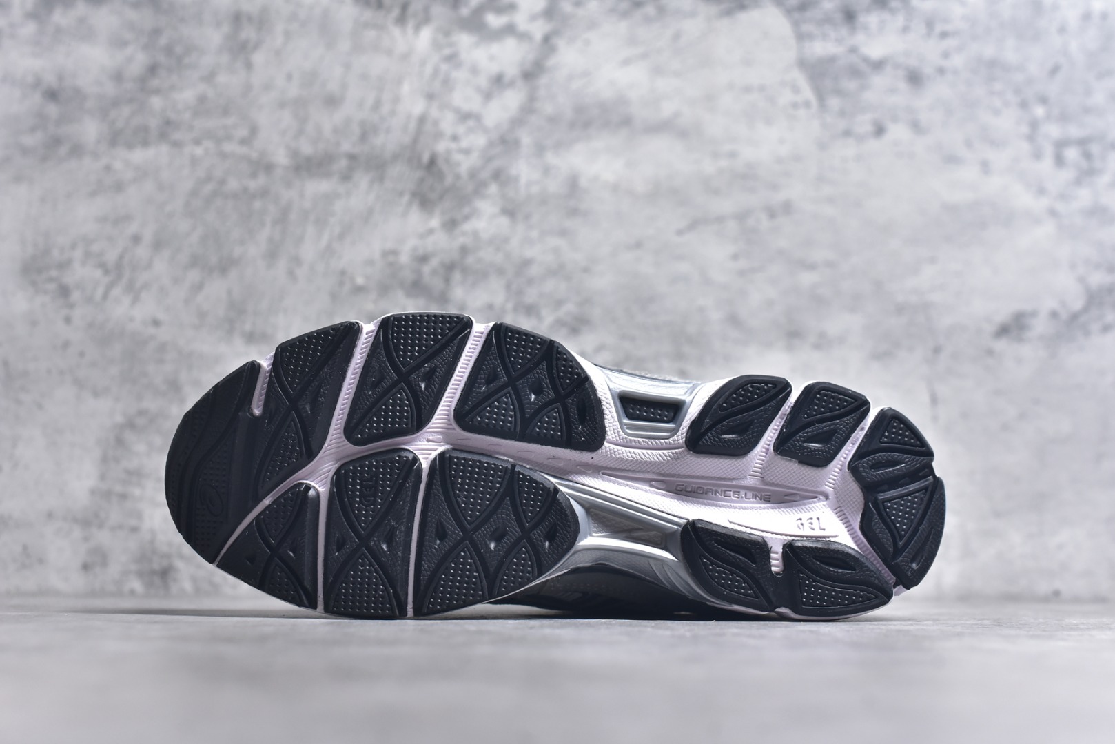 图片[6]-#Asics GEL-NYC 亚瑟士防滑耐磨透气低帮运动休闲鞋 GEL-NYC™ 运动鞋的灵感源自传统和现代高性能跑步风格 其鞋面结构参考了 2000 年代初的 GEL-NIMBUS™ 3 鞋 并将其与 MC-PLUS V 设计中的各种装饰融为一体 该工装通过使用 GEL-CUMULUS® 16 鞋的工装系统来对比鞋面的复古风格 通过轻质泡沫和 GEL® 技术嵌入物的结合 这种中底结构有助于创造先进的脚底舒适度 尺码：36 37 37.5 38 39 40.5 41.5 42 42.5 43.5 44 45-选品中心