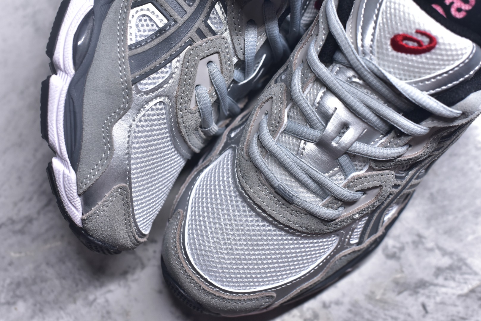 图片[8]-#Asics GEL-NYC 亚瑟士防滑耐磨透气低帮运动休闲鞋 GEL-NYC™ 运动鞋的灵感源自传统和现代高性能跑步风格 其鞋面结构参考了 2000 年代初的 GEL-NIMBUS™ 3 鞋 并将其与 MC-PLUS V 设计中的各种装饰融为一体 该工装通过使用 GEL-CUMULUS® 16 鞋的工装系统来对比鞋面的复古风格 通过轻质泡沫和 GEL® 技术嵌入物的结合 这种中底结构有助于创造先进的脚底舒适度 尺码：36 37 37.5 38 39 40.5 41.5 42 42.5 43.5 44 45-选品中心