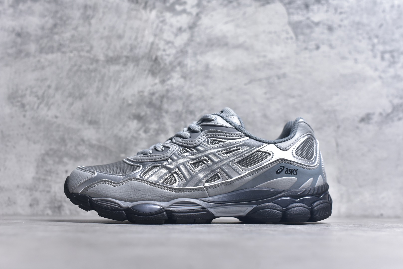 #Asics GEL-NYC 亚瑟士防滑耐磨透气低帮运动休闲鞋 GEL-NYC™ 运动鞋的灵感源自传统和现代高性能跑步风格 其鞋面结构参考了 2000 年代初的 GEL-NIMBUS™ 3 鞋 并将其与 MC-PLUS V 设计中的各种装饰融为一体 该工装通过使用 GEL-CUMULUS® 16 鞋的工装系统来对比鞋面的复古风格 通过轻质泡沫和 GEL® 技术嵌入物的结合 这种中底结构有助于创造先进的脚底舒适度 尺码：36 37 37.5 38 39 40.5 41.5 42 42.5 43.5 44 45-选品中心