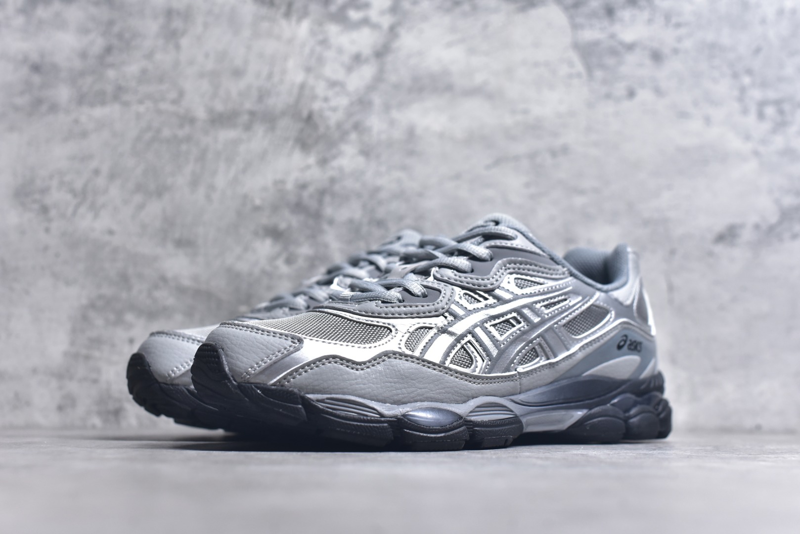 图片[2]-#Asics GEL-NYC 亚瑟士防滑耐磨透气低帮运动休闲鞋 GEL-NYC™ 运动鞋的灵感源自传统和现代高性能跑步风格 其鞋面结构参考了 2000 年代初的 GEL-NIMBUS™ 3 鞋 并将其与 MC-PLUS V 设计中的各种装饰融为一体 该工装通过使用 GEL-CUMULUS® 16 鞋的工装系统来对比鞋面的复古风格 通过轻质泡沫和 GEL® 技术嵌入物的结合 这种中底结构有助于创造先进的脚底舒适度 尺码：36 37 37.5 38 39 40.5 41.5 42 42.5 43.5 44 45-选品中心