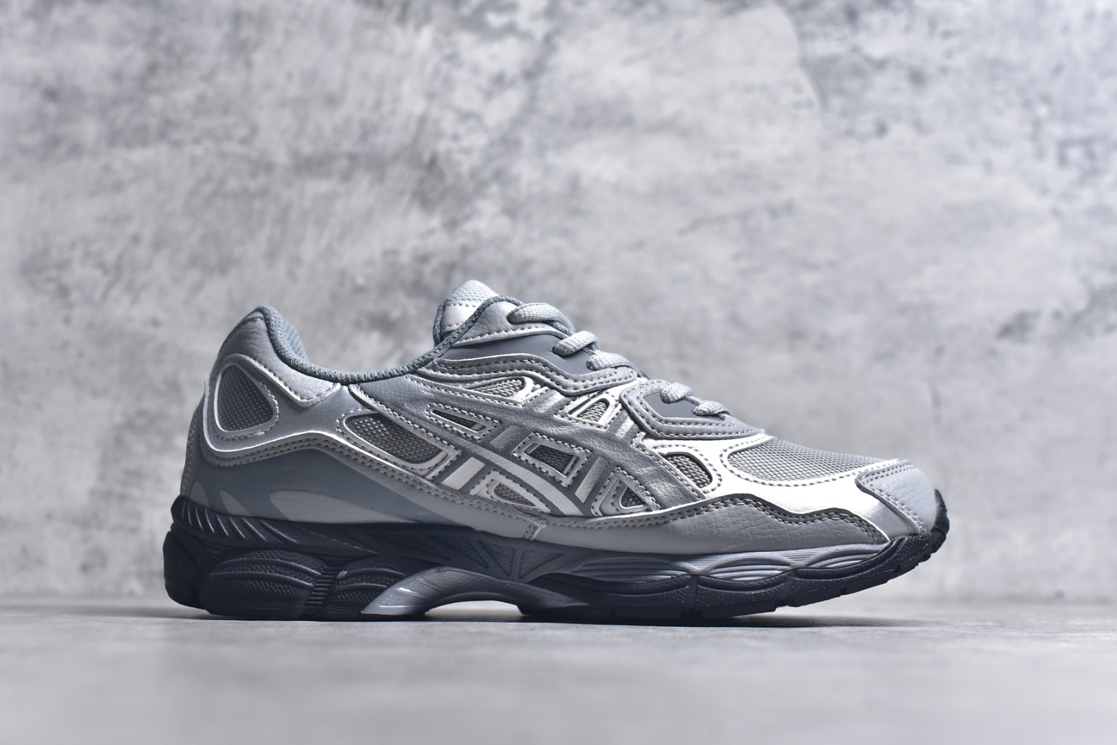 图片[3]-#Asics GEL-NYC 亚瑟士防滑耐磨透气低帮运动休闲鞋 GEL-NYC™ 运动鞋的灵感源自传统和现代高性能跑步风格 其鞋面结构参考了 2000 年代初的 GEL-NIMBUS™ 3 鞋 并将其与 MC-PLUS V 设计中的各种装饰融为一体 该工装通过使用 GEL-CUMULUS® 16 鞋的工装系统来对比鞋面的复古风格 通过轻质泡沫和 GEL® 技术嵌入物的结合 这种中底结构有助于创造先进的脚底舒适度 尺码：36 37 37.5 38 39 40.5 41.5 42 42.5 43.5 44 45-选品中心
