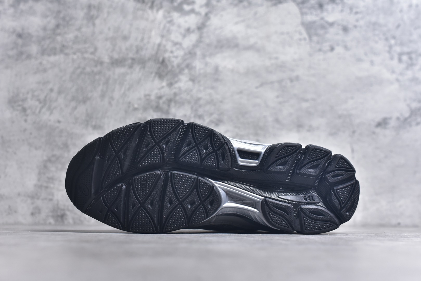 图片[6]-#Asics GEL-NYC 亚瑟士防滑耐磨透气低帮运动休闲鞋 GEL-NYC™ 运动鞋的灵感源自传统和现代高性能跑步风格 其鞋面结构参考了 2000 年代初的 GEL-NIMBUS™ 3 鞋 并将其与 MC-PLUS V 设计中的各种装饰融为一体 该工装通过使用 GEL-CUMULUS® 16 鞋的工装系统来对比鞋面的复古风格 通过轻质泡沫和 GEL® 技术嵌入物的结合 这种中底结构有助于创造先进的脚底舒适度 尺码：36 37 37.5 38 39 40.5 41.5 42 42.5 43.5 44 45-选品中心