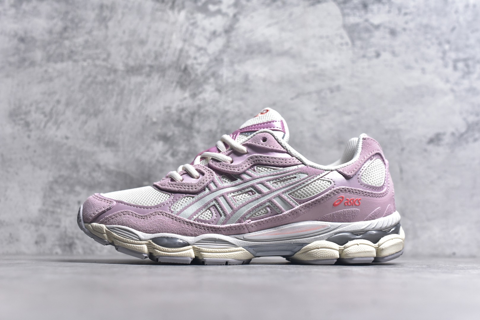 #Asics GEL-NYC 亚瑟士防滑耐磨透气低帮运动休闲鞋 GEL-NYC™ 运动鞋的灵感源自传统和现代高性能跑步风格 其鞋面结构参考了 2000 年代初的 GEL-NIMBUS™ 3 鞋 并将其与 MC-PLUS V 设计中的各种装饰融为一体 该工装通过使用 GEL-CUMULUS® 16 鞋的工装系统来对比鞋面的复古风格 通过轻质泡沫和 GEL® 技术嵌入物的结合 这种中底结构有助于创造先进的脚底舒适度 尺码：36 37 37.5 38 39 40.5 41.5 42 42.5 43.5 44 45-选品中心
