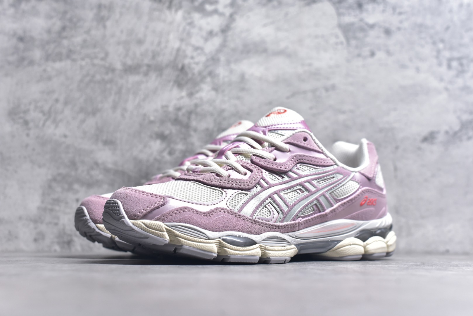 图片[2]-#Asics GEL-NYC 亚瑟士防滑耐磨透气低帮运动休闲鞋 GEL-NYC™ 运动鞋的灵感源自传统和现代高性能跑步风格 其鞋面结构参考了 2000 年代初的 GEL-NIMBUS™ 3 鞋 并将其与 MC-PLUS V 设计中的各种装饰融为一体 该工装通过使用 GEL-CUMULUS® 16 鞋的工装系统来对比鞋面的复古风格 通过轻质泡沫和 GEL® 技术嵌入物的结合 这种中底结构有助于创造先进的脚底舒适度 尺码：36 37 37.5 38 39 40.5 41.5 42 42.5 43.5 44 45-选品中心