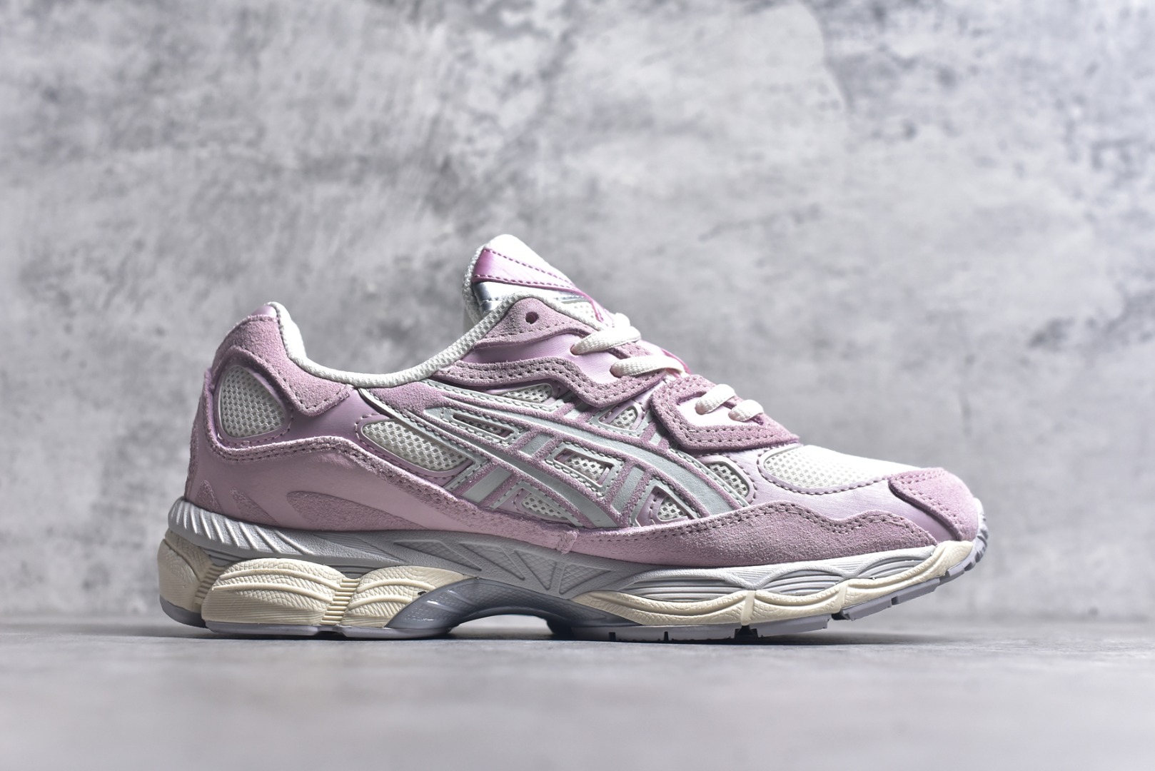 图片[3]-#Asics GEL-NYC 亚瑟士防滑耐磨透气低帮运动休闲鞋 GEL-NYC™ 运动鞋的灵感源自传统和现代高性能跑步风格 其鞋面结构参考了 2000 年代初的 GEL-NIMBUS™ 3 鞋 并将其与 MC-PLUS V 设计中的各种装饰融为一体 该工装通过使用 GEL-CUMULUS® 16 鞋的工装系统来对比鞋面的复古风格 通过轻质泡沫和 GEL® 技术嵌入物的结合 这种中底结构有助于创造先进的脚底舒适度 尺码：36 37 37.5 38 39 40.5 41.5 42 42.5 43.5 44 45-选品中心