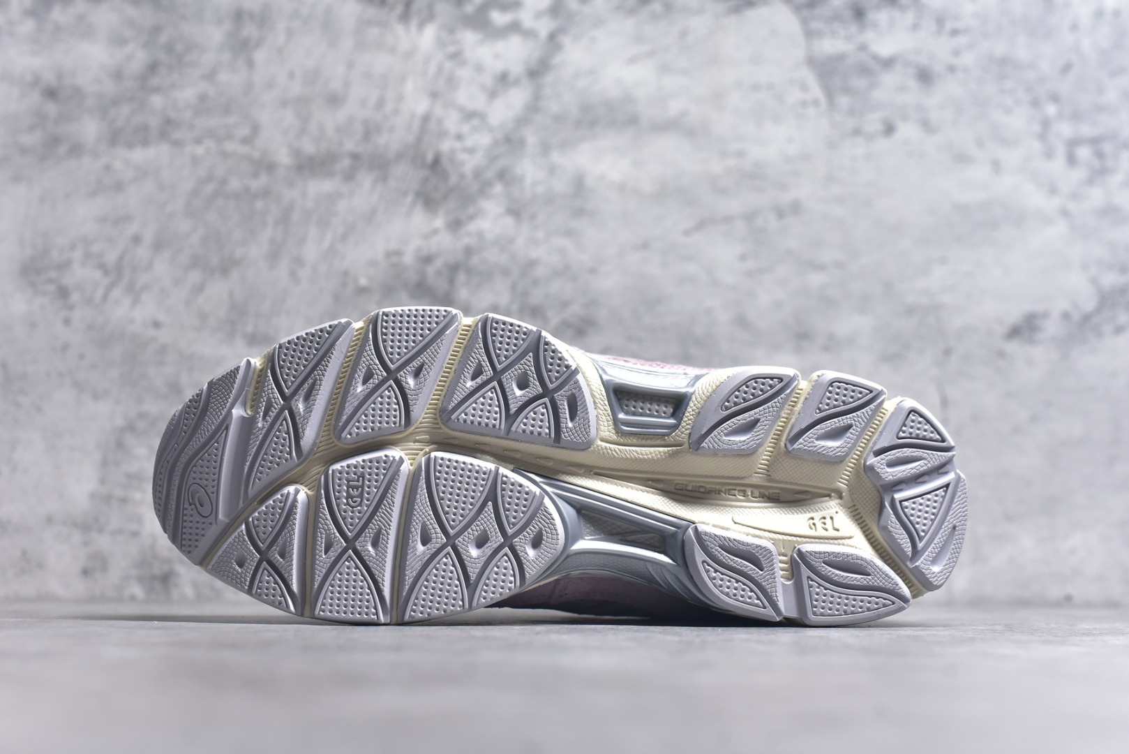 图片[6]-#Asics GEL-NYC 亚瑟士防滑耐磨透气低帮运动休闲鞋 GEL-NYC™ 运动鞋的灵感源自传统和现代高性能跑步风格 其鞋面结构参考了 2000 年代初的 GEL-NIMBUS™ 3 鞋 并将其与 MC-PLUS V 设计中的各种装饰融为一体 该工装通过使用 GEL-CUMULUS® 16 鞋的工装系统来对比鞋面的复古风格 通过轻质泡沫和 GEL® 技术嵌入物的结合 这种中底结构有助于创造先进的脚底舒适度 尺码：36 37 37.5 38 39 40.5 41.5 42 42.5 43.5 44 45-选品中心