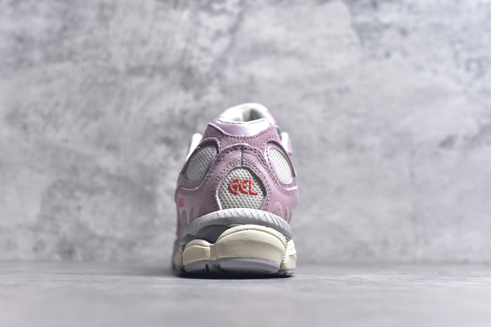图片[5]-#Asics GEL-NYC 亚瑟士防滑耐磨透气低帮运动休闲鞋 GEL-NYC™ 运动鞋的灵感源自传统和现代高性能跑步风格 其鞋面结构参考了 2000 年代初的 GEL-NIMBUS™ 3 鞋 并将其与 MC-PLUS V 设计中的各种装饰融为一体 该工装通过使用 GEL-CUMULUS® 16 鞋的工装系统来对比鞋面的复古风格 通过轻质泡沫和 GEL® 技术嵌入物的结合 这种中底结构有助于创造先进的脚底舒适度 尺码：36 37 37.5 38 39 40.5 41.5 42 42.5 43.5 44 45-选品中心