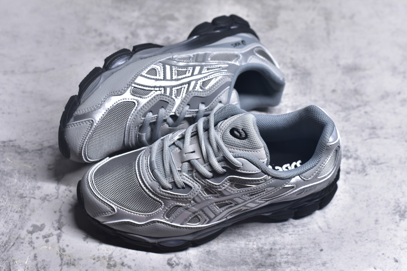 图片[7]-#Asics GEL-NYC 亚瑟士防滑耐磨透气低帮运动休闲鞋 GEL-NYC™ 运动鞋的灵感源自传统和现代高性能跑步风格 其鞋面结构参考了 2000 年代初的 GEL-NIMBUS™ 3 鞋 并将其与 MC-PLUS V 设计中的各种装饰融为一体 该工装通过使用 GEL-CUMULUS® 16 鞋的工装系统来对比鞋面的复古风格 通过轻质泡沫和 GEL® 技术嵌入物的结合 这种中底结构有助于创造先进的脚底舒适度 尺码：36 37 37.5 38 39 40.5 41.5 42 42.5 43.5 44 45-选品中心