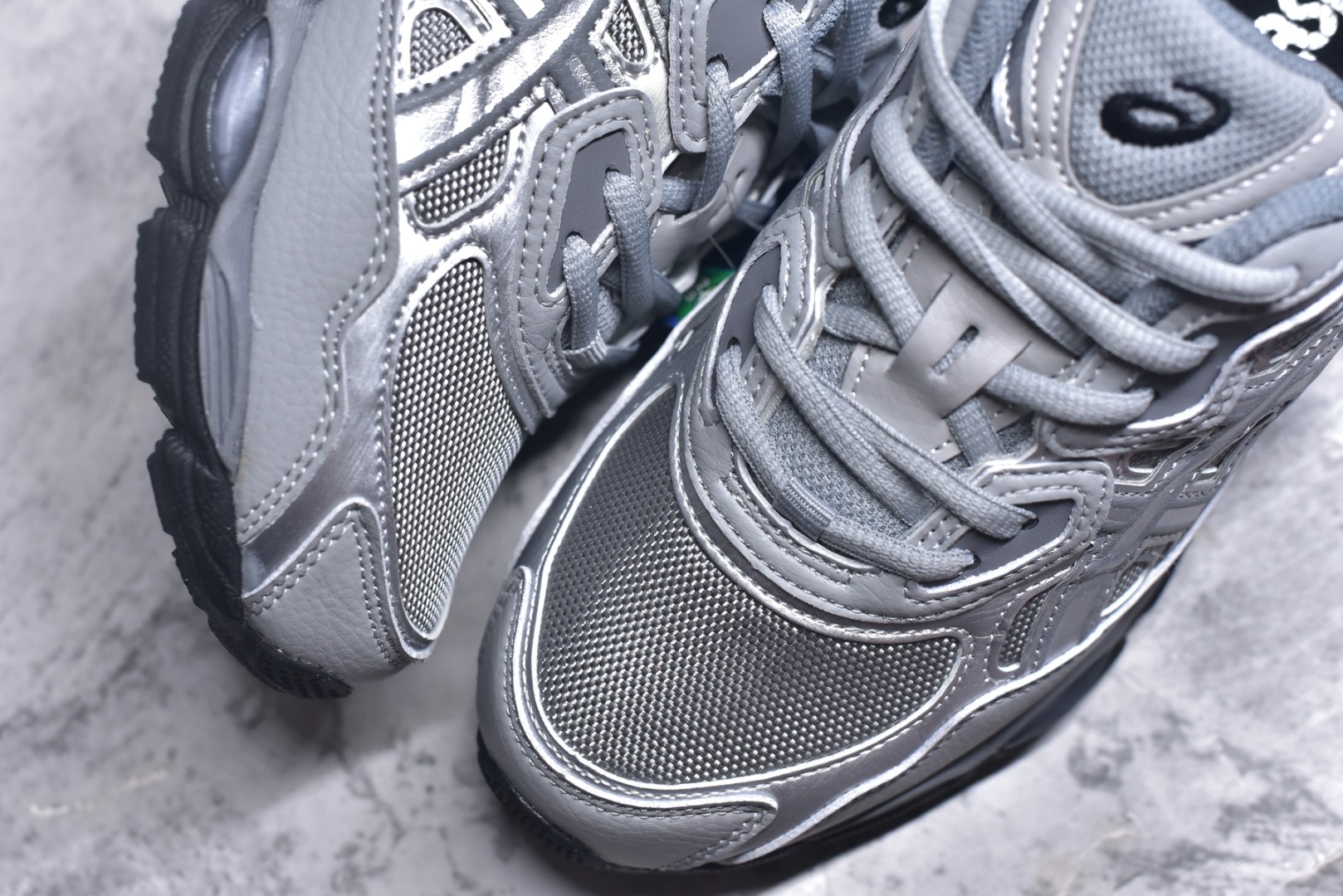 图片[8]-#Asics GEL-NYC 亚瑟士防滑耐磨透气低帮运动休闲鞋 GEL-NYC™ 运动鞋的灵感源自传统和现代高性能跑步风格 其鞋面结构参考了 2000 年代初的 GEL-NIMBUS™ 3 鞋 并将其与 MC-PLUS V 设计中的各种装饰融为一体 该工装通过使用 GEL-CUMULUS® 16 鞋的工装系统来对比鞋面的复古风格 通过轻质泡沫和 GEL® 技术嵌入物的结合 这种中底结构有助于创造先进的脚底舒适度 尺码：36 37 37.5 38 39 40.5 41.5 42 42.5 43.5 44 45-选品中心