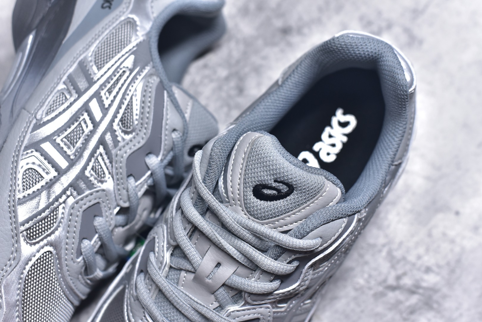 图片[9]-#Asics GEL-NYC 亚瑟士防滑耐磨透气低帮运动休闲鞋 GEL-NYC™ 运动鞋的灵感源自传统和现代高性能跑步风格 其鞋面结构参考了 2000 年代初的 GEL-NIMBUS™ 3 鞋 并将其与 MC-PLUS V 设计中的各种装饰融为一体 该工装通过使用 GEL-CUMULUS® 16 鞋的工装系统来对比鞋面的复古风格 通过轻质泡沫和 GEL® 技术嵌入物的结合 这种中底结构有助于创造先进的脚底舒适度 尺码：36 37 37.5 38 39 40.5 41.5 42 42.5 43.5 44 45-选品中心
