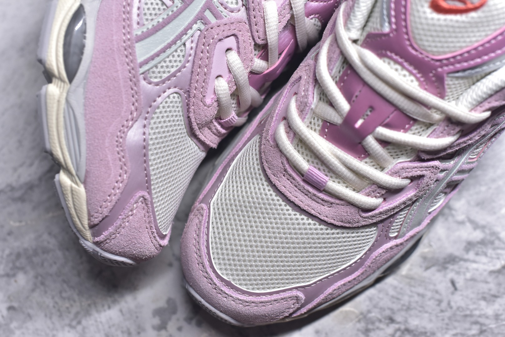 图片[8]-#Asics GEL-NYC 亚瑟士防滑耐磨透气低帮运动休闲鞋 GEL-NYC™ 运动鞋的灵感源自传统和现代高性能跑步风格 其鞋面结构参考了 2000 年代初的 GEL-NIMBUS™ 3 鞋 并将其与 MC-PLUS V 设计中的各种装饰融为一体 该工装通过使用 GEL-CUMULUS® 16 鞋的工装系统来对比鞋面的复古风格 通过轻质泡沫和 GEL® 技术嵌入物的结合 这种中底结构有助于创造先进的脚底舒适度 尺码：36 37 37.5 38 39 40.5 41.5 42 42.5 43.5 44 45-选品中心