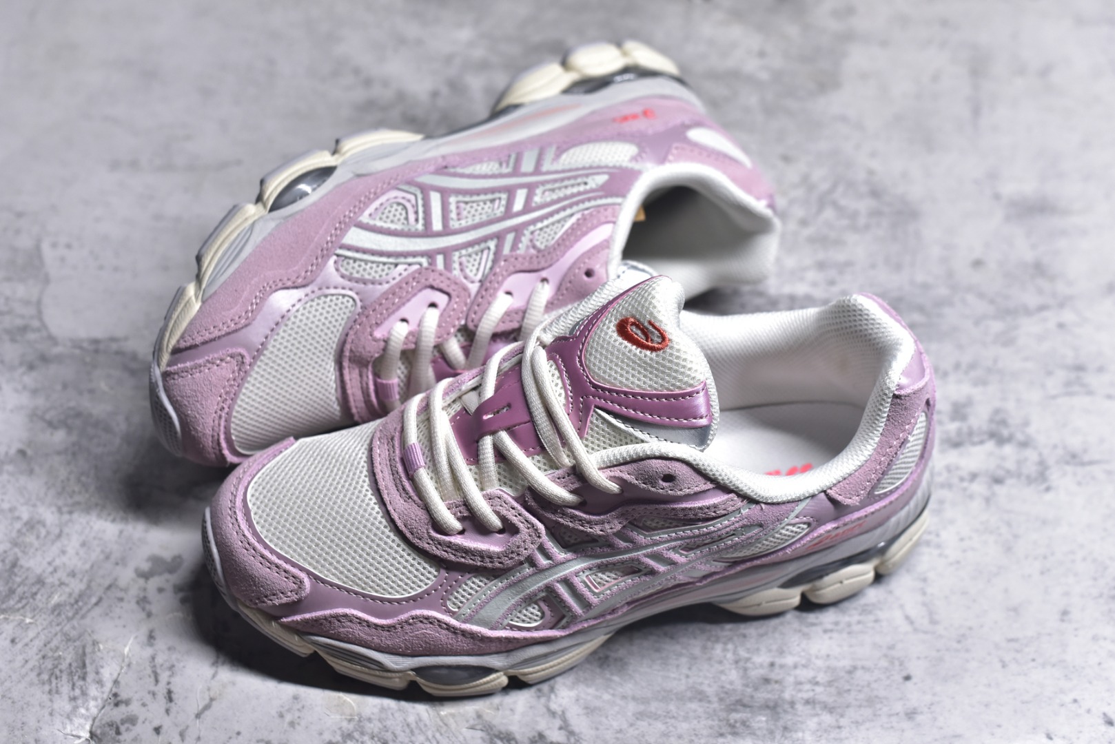 图片[7]-#Asics GEL-NYC 亚瑟士防滑耐磨透气低帮运动休闲鞋 GEL-NYC™ 运动鞋的灵感源自传统和现代高性能跑步风格 其鞋面结构参考了 2000 年代初的 GEL-NIMBUS™ 3 鞋 并将其与 MC-PLUS V 设计中的各种装饰融为一体 该工装通过使用 GEL-CUMULUS® 16 鞋的工装系统来对比鞋面的复古风格 通过轻质泡沫和 GEL® 技术嵌入物的结合 这种中底结构有助于创造先进的脚底舒适度 尺码：36 37 37.5 38 39 40.5 41.5 42 42.5 43.5 44 45-选品中心
