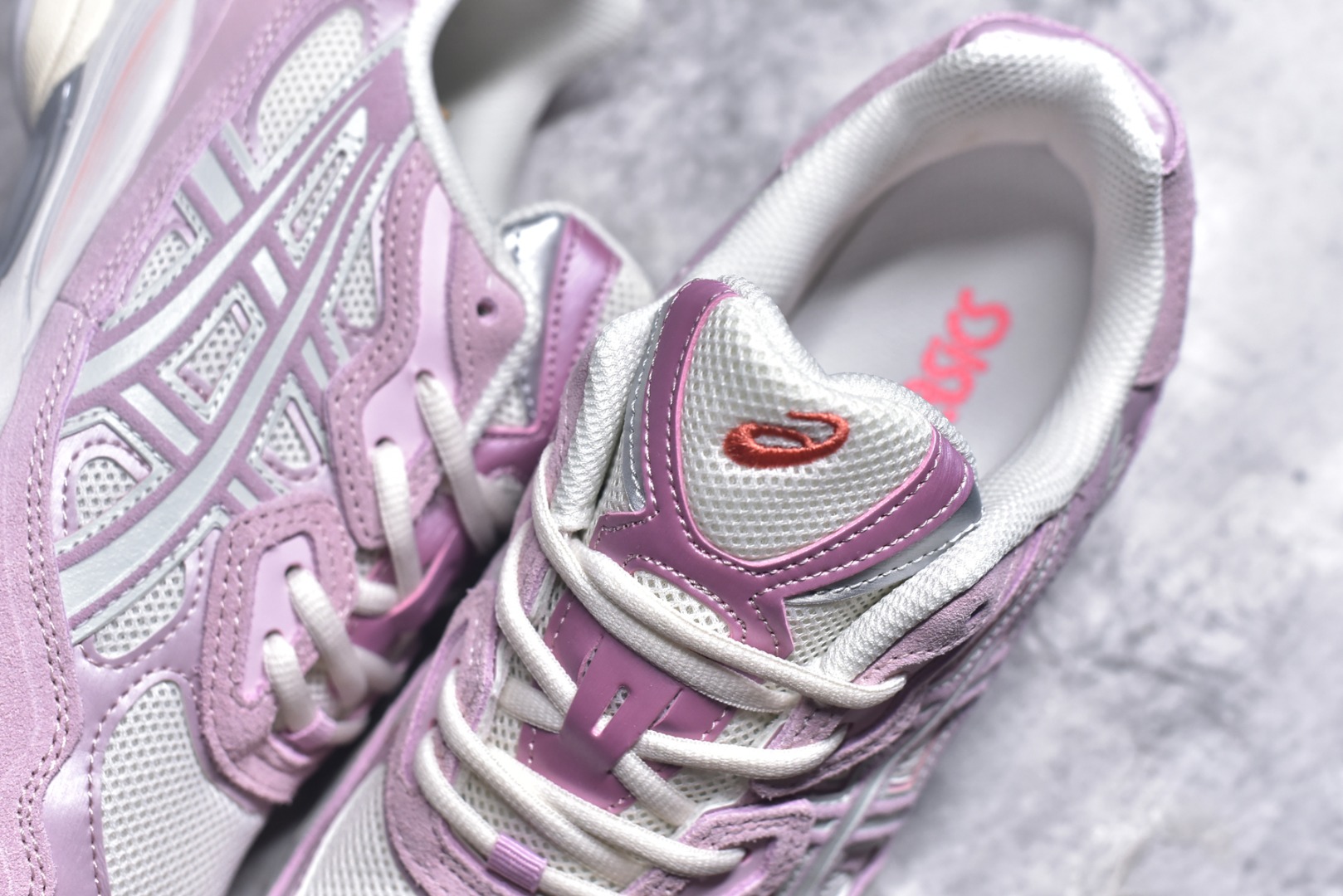 图片[9]-#Asics GEL-NYC 亚瑟士防滑耐磨透气低帮运动休闲鞋 GEL-NYC™ 运动鞋的灵感源自传统和现代高性能跑步风格 其鞋面结构参考了 2000 年代初的 GEL-NIMBUS™ 3 鞋 并将其与 MC-PLUS V 设计中的各种装饰融为一体 该工装通过使用 GEL-CUMULUS® 16 鞋的工装系统来对比鞋面的复古风格 通过轻质泡沫和 GEL® 技术嵌入物的结合 这种中底结构有助于创造先进的脚底舒适度 尺码：36 37 37.5 38 39 40.5 41.5 42 42.5 43.5 44 45-选品中心