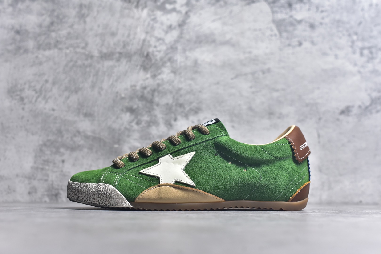 #Golden Goose True Star 25s最新款 易烊千玺 萱美 王一博 朱亚文同款小红书爆款运动鞋 采用进口牛皮羊皮内里 舒适感爆满 Golden Goose True Star「为叛逆而生」的鞋履，其价值不仅在于材质与工艺，更在于对主流审美规则的颠覆。它适合那些追求「非标准化时尚」、愿意为独特性支付溢价的消费者，尤其在潮流易逝的当下，其手工做旧设计反而赋予产品「反潮流」的永恒感。然而，对于务实型消费者而言，高昂的价格、小众的风格以及相对复杂的护理需求（如避免接触尖锐物体）可能使其性价比大打折扣。若将其视为「可穿戴的艺术品」，True Star 无疑是成功的；若以传统鞋履标准衡量，它则更像是一场关于时尚哲学的实验。#记录吧就现在 #goldengoose #易烊千玺 #ggdb #宝藏男孩易烊千玺 #鞋控の日常 #潮流薯 #复古穿搭 尺码：35 36 37 38 39 40 41 42 43 44 45-选品中心