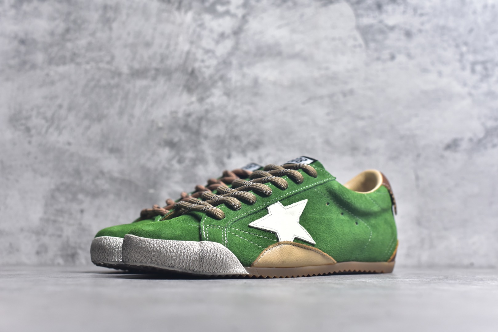 图片[2]-#Golden Goose True Star 25s最新款 易烊千玺 萱美 王一博 朱亚文同款小红书爆款运动鞋 采用进口牛皮羊皮内里 舒适感爆满 Golden Goose True Star「为叛逆而生」的鞋履，其价值不仅在于材质与工艺，更在于对主流审美规则的颠覆。它适合那些追求「非标准化时尚」、愿意为独特性支付溢价的消费者，尤其在潮流易逝的当下，其手工做旧设计反而赋予产品「反潮流」的永恒感。然而，对于务实型消费者而言，高昂的价格、小众的风格以及相对复杂的护理需求（如避免接触尖锐物体）可能使其性价比大打折扣。若将其视为「可穿戴的艺术品」，True Star 无疑是成功的；若以传统鞋履标准衡量，它则更像是一场关于时尚哲学的实验。#记录吧就现在 #goldengoose #易烊千玺 #ggdb #宝藏男孩易烊千玺 #鞋控の日常 #潮流薯 #复古穿搭 尺码：35 36 37 38 39 40 41 42 43 44 45-选品中心