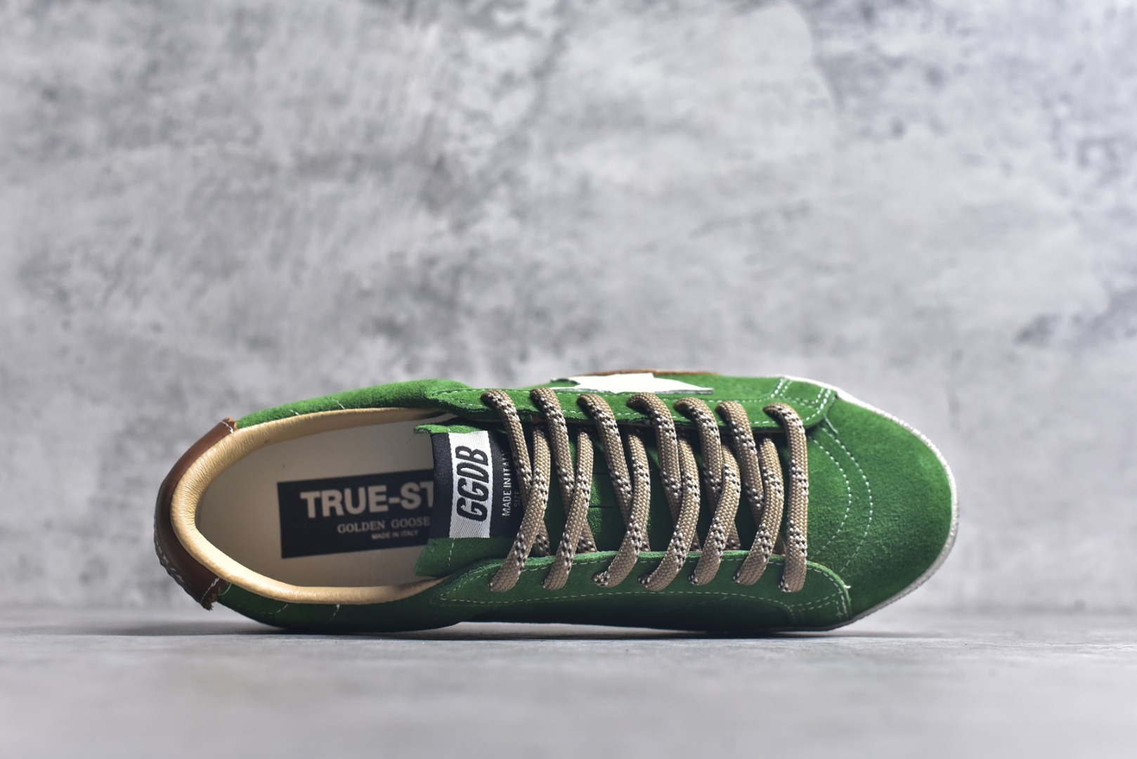 图片[4]-#Golden Goose True Star 25s最新款 易烊千玺 萱美 王一博 朱亚文同款小红书爆款运动鞋 采用进口牛皮羊皮内里 舒适感爆满 Golden Goose True Star「为叛逆而生」的鞋履，其价值不仅在于材质与工艺，更在于对主流审美规则的颠覆。它适合那些追求「非标准化时尚」、愿意为独特性支付溢价的消费者，尤其在潮流易逝的当下，其手工做旧设计反而赋予产品「反潮流」的永恒感。然而，对于务实型消费者而言，高昂的价格、小众的风格以及相对复杂的护理需求（如避免接触尖锐物体）可能使其性价比大打折扣。若将其视为「可穿戴的艺术品」，True Star 无疑是成功的；若以传统鞋履标准衡量，它则更像是一场关于时尚哲学的实验。#记录吧就现在 #goldengoose #易烊千玺 #ggdb #宝藏男孩易烊千玺 #鞋控の日常 #潮流薯 #复古穿搭 尺码：35 36 37 38 39 40 41 42 43 44 45-选品中心