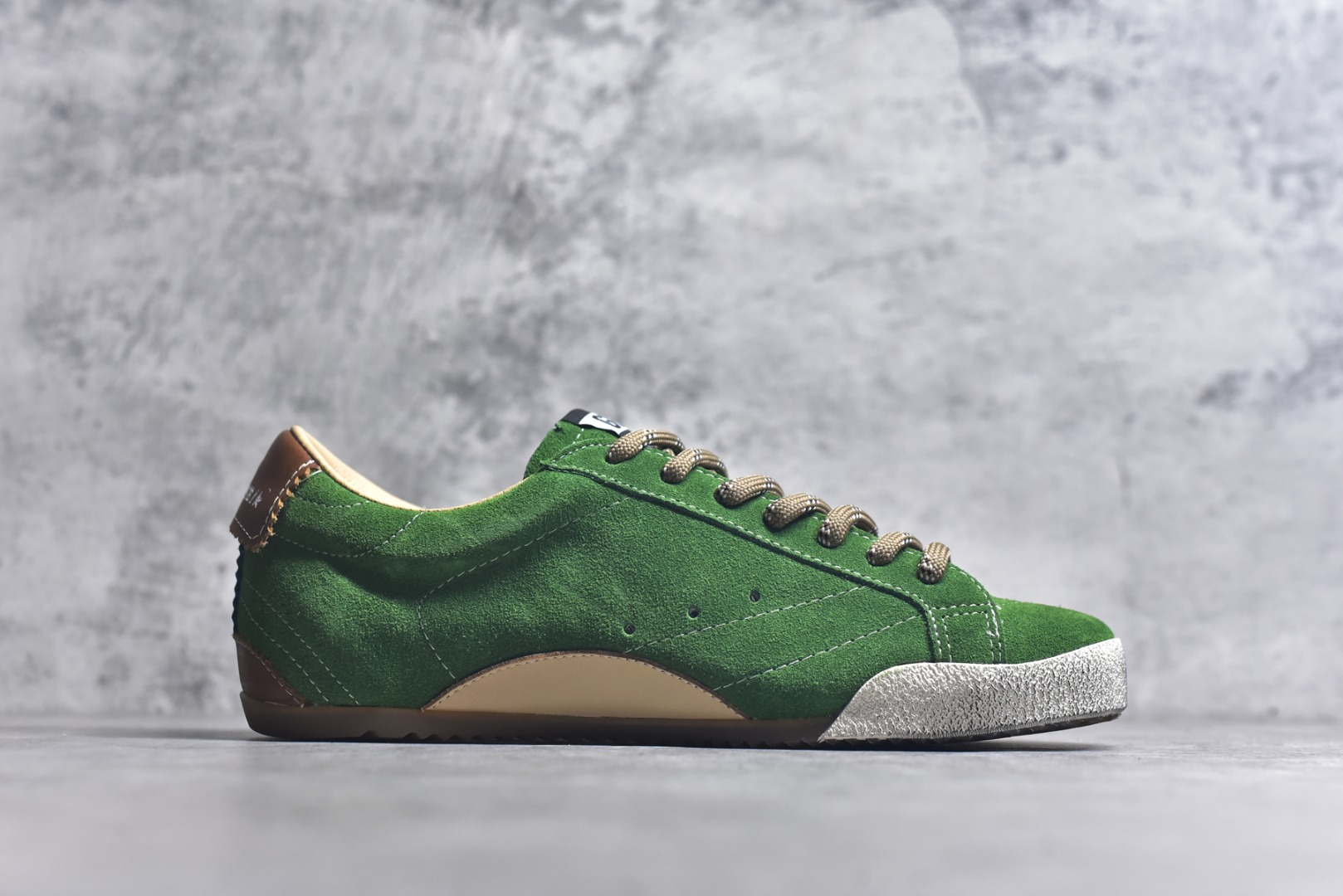 图片[3]-#Golden Goose True Star 25s最新款 易烊千玺 萱美 王一博 朱亚文同款小红书爆款运动鞋 采用进口牛皮羊皮内里 舒适感爆满 Golden Goose True Star「为叛逆而生」的鞋履，其价值不仅在于材质与工艺，更在于对主流审美规则的颠覆。它适合那些追求「非标准化时尚」、愿意为独特性支付溢价的消费者，尤其在潮流易逝的当下，其手工做旧设计反而赋予产品「反潮流」的永恒感。然而，对于务实型消费者而言，高昂的价格、小众的风格以及相对复杂的护理需求（如避免接触尖锐物体）可能使其性价比大打折扣。若将其视为「可穿戴的艺术品」，True Star 无疑是成功的；若以传统鞋履标准衡量，它则更像是一场关于时尚哲学的实验。#记录吧就现在 #goldengoose #易烊千玺 #ggdb #宝藏男孩易烊千玺 #鞋控の日常 #潮流薯 #复古穿搭 尺码：35 36 37 38 39 40 41 42 43 44 45-选品中心