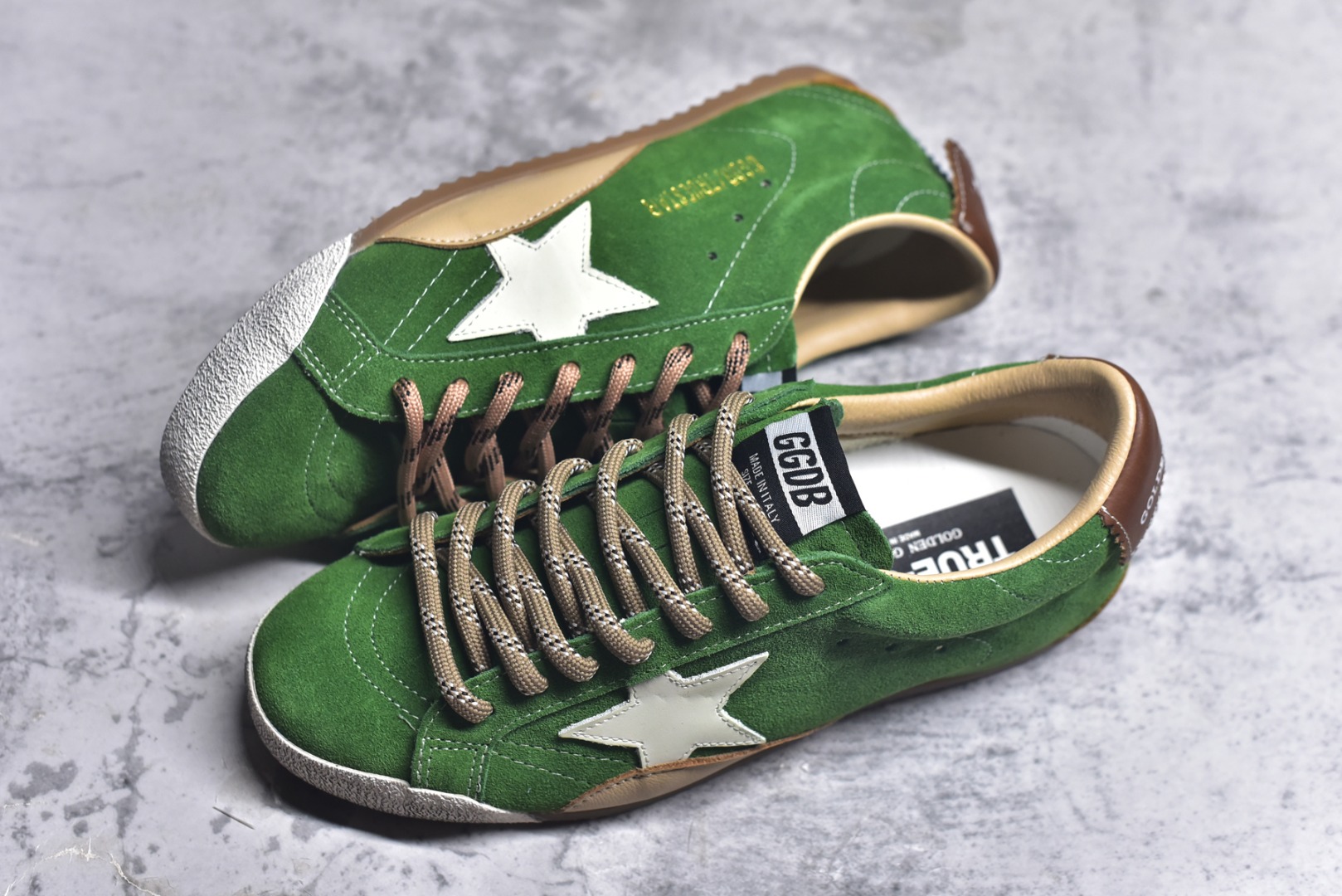 图片[7]-#Golden Goose True Star 25s最新款 易烊千玺 萱美 王一博 朱亚文同款小红书爆款运动鞋 采用进口牛皮羊皮内里 舒适感爆满 Golden Goose True Star「为叛逆而生」的鞋履，其价值不仅在于材质与工艺，更在于对主流审美规则的颠覆。它适合那些追求「非标准化时尚」、愿意为独特性支付溢价的消费者，尤其在潮流易逝的当下，其手工做旧设计反而赋予产品「反潮流」的永恒感。然而，对于务实型消费者而言，高昂的价格、小众的风格以及相对复杂的护理需求（如避免接触尖锐物体）可能使其性价比大打折扣。若将其视为「可穿戴的艺术品」，True Star 无疑是成功的；若以传统鞋履标准衡量，它则更像是一场关于时尚哲学的实验。#记录吧就现在 #goldengoose #易烊千玺 #ggdb #宝藏男孩易烊千玺 #鞋控の日常 #潮流薯 #复古穿搭 尺码：35 36 37 38 39 40 41 42 43 44 45-选品中心