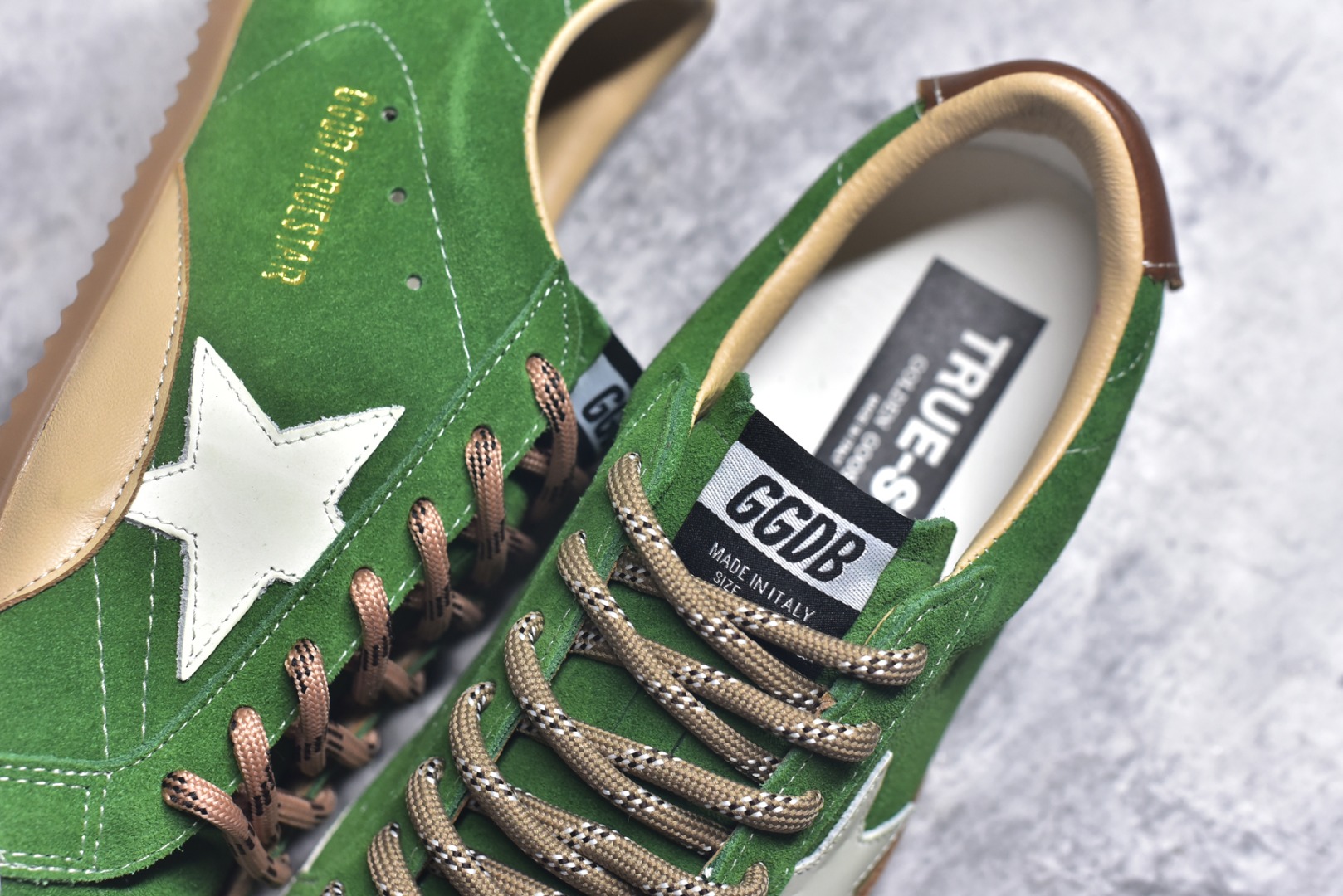 图片[9]-#Golden Goose True Star 25s最新款 易烊千玺 萱美 王一博 朱亚文同款小红书爆款运动鞋 采用进口牛皮羊皮内里 舒适感爆满 Golden Goose True Star「为叛逆而生」的鞋履，其价值不仅在于材质与工艺，更在于对主流审美规则的颠覆。它适合那些追求「非标准化时尚」、愿意为独特性支付溢价的消费者，尤其在潮流易逝的当下，其手工做旧设计反而赋予产品「反潮流」的永恒感。然而，对于务实型消费者而言，高昂的价格、小众的风格以及相对复杂的护理需求（如避免接触尖锐物体）可能使其性价比大打折扣。若将其视为「可穿戴的艺术品」，True Star 无疑是成功的；若以传统鞋履标准衡量，它则更像是一场关于时尚哲学的实验。#记录吧就现在 #goldengoose #易烊千玺 #ggdb #宝藏男孩易烊千玺 #鞋控の日常 #潮流薯 #复古穿搭 尺码：35 36 37 38 39 40 41 42 43 44 45-选品中心