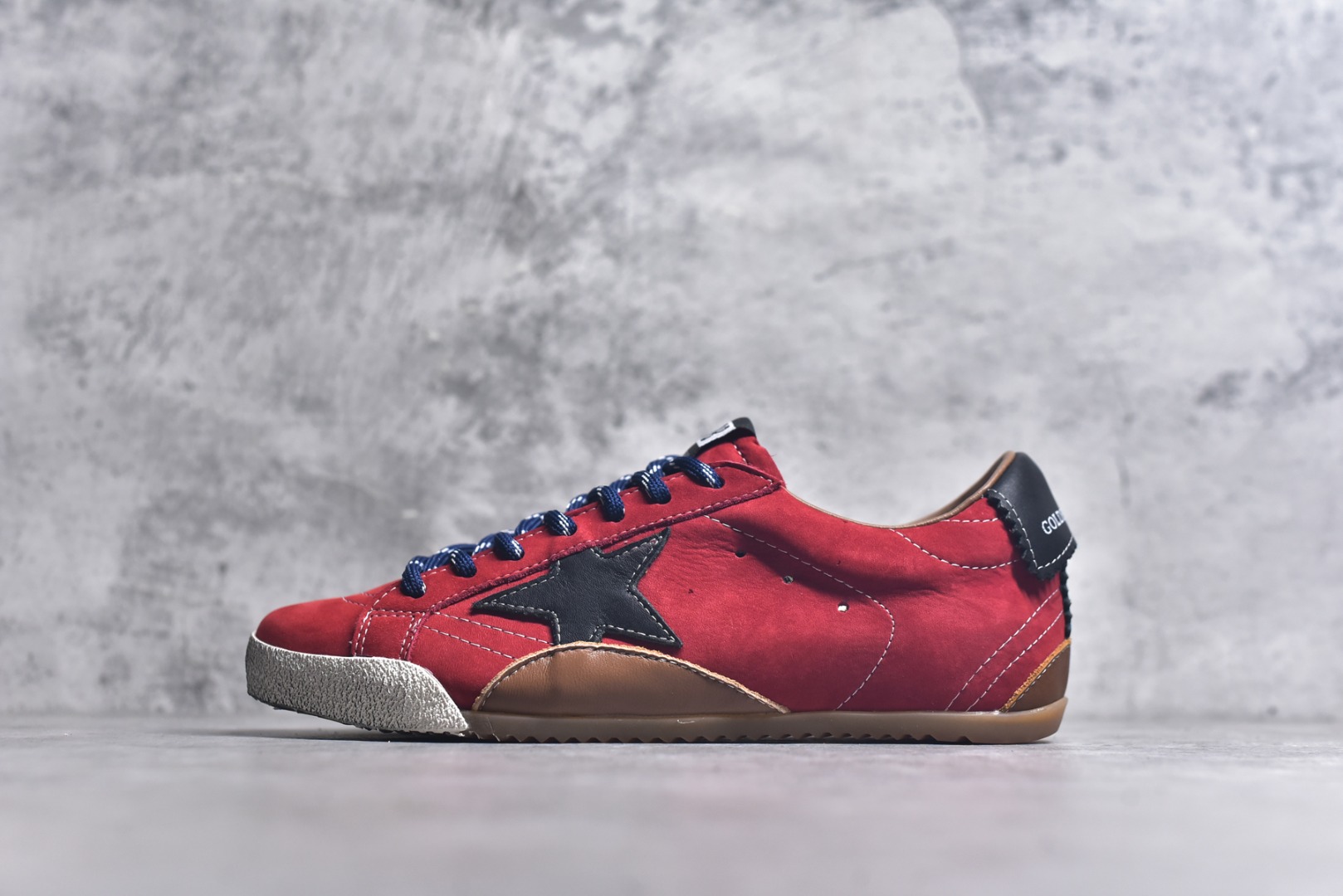 #Golden Goose True Star 25s最新款 易烊千玺 萱美 王一博 朱亚文同款小红书爆款运动鞋 采用进口牛皮羊皮内里 舒适感爆满 Golden Goose True Star「为叛逆而生」的鞋履，其价值不仅在于材质与工艺，更在于对主流审美规则的颠覆。它适合那些追求「非标准化时尚」、愿意为独特性支付溢价的消费者，尤其在潮流易逝的当下，其手工做旧设计反而赋予产品「反潮流」的永恒感。然而，对于务实型消费者而言，高昂的价格、小众的风格以及相对复杂的护理需求（如避免接触尖锐物体）可能使其性价比大打折扣。若将其视为「可穿戴的艺术品」，True Star 无疑是成功的；若以传统鞋履标准衡量，它则更像是一场关于时尚哲学的实验。#记录吧就现在 #goldengoose #易烊千玺 #ggdb #宝藏男孩易烊千玺 #鞋控の日常 #潮流薯 #复古穿搭 尺码：35 36 37 38 39 40 41 42 43 44 45-选品中心