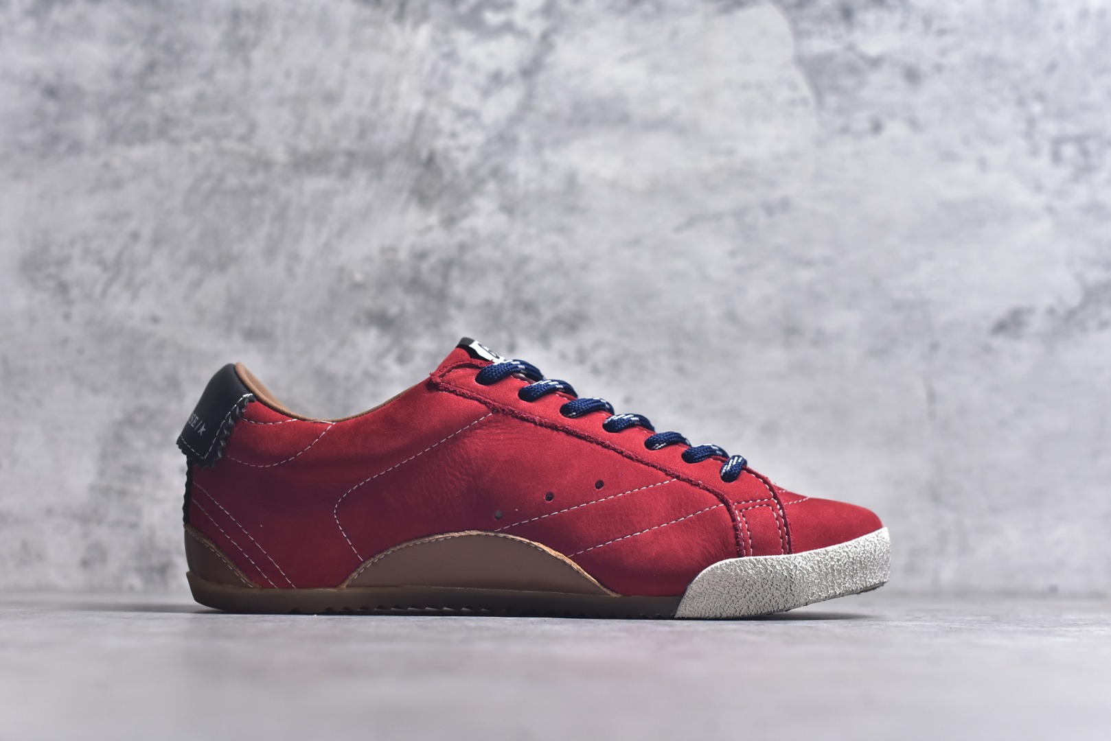 图片[3]-#Golden Goose True Star 25s最新款 易烊千玺 萱美 王一博 朱亚文同款小红书爆款运动鞋 采用进口牛皮羊皮内里 舒适感爆满 Golden Goose True Star「为叛逆而生」的鞋履，其价值不仅在于材质与工艺，更在于对主流审美规则的颠覆。它适合那些追求「非标准化时尚」、愿意为独特性支付溢价的消费者，尤其在潮流易逝的当下，其手工做旧设计反而赋予产品「反潮流」的永恒感。然而，对于务实型消费者而言，高昂的价格、小众的风格以及相对复杂的护理需求（如避免接触尖锐物体）可能使其性价比大打折扣。若将其视为「可穿戴的艺术品」，True Star 无疑是成功的；若以传统鞋履标准衡量，它则更像是一场关于时尚哲学的实验。#记录吧就现在 #goldengoose #易烊千玺 #ggdb #宝藏男孩易烊千玺 #鞋控の日常 #潮流薯 #复古穿搭 尺码：35 36 37 38 39 40 41 42 43 44 45-选品中心