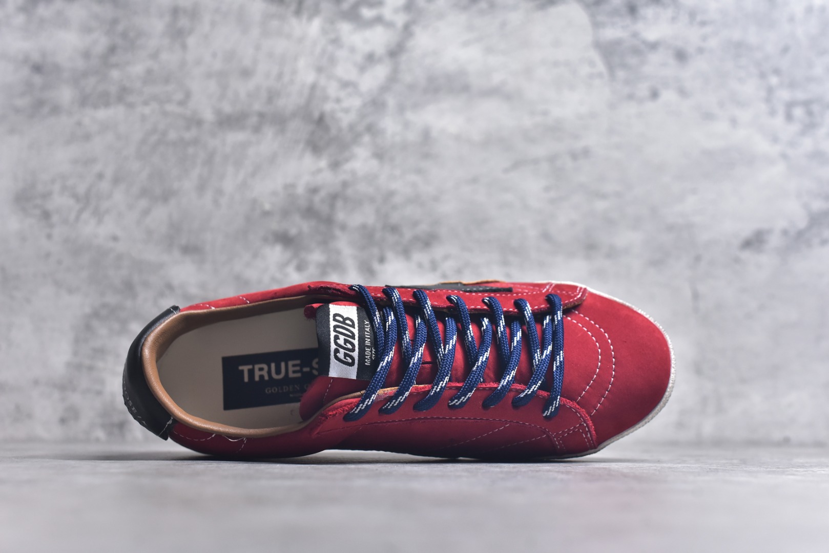 图片[4]-#Golden Goose True Star 25s最新款 易烊千玺 萱美 王一博 朱亚文同款小红书爆款运动鞋 采用进口牛皮羊皮内里 舒适感爆满 Golden Goose True Star「为叛逆而生」的鞋履，其价值不仅在于材质与工艺，更在于对主流审美规则的颠覆。它适合那些追求「非标准化时尚」、愿意为独特性支付溢价的消费者，尤其在潮流易逝的当下，其手工做旧设计反而赋予产品「反潮流」的永恒感。然而，对于务实型消费者而言，高昂的价格、小众的风格以及相对复杂的护理需求（如避免接触尖锐物体）可能使其性价比大打折扣。若将其视为「可穿戴的艺术品」，True Star 无疑是成功的；若以传统鞋履标准衡量，它则更像是一场关于时尚哲学的实验。#记录吧就现在 #goldengoose #易烊千玺 #ggdb #宝藏男孩易烊千玺 #鞋控の日常 #潮流薯 #复古穿搭 尺码：35 36 37 38 39 40 41 42 43 44 45-选品中心