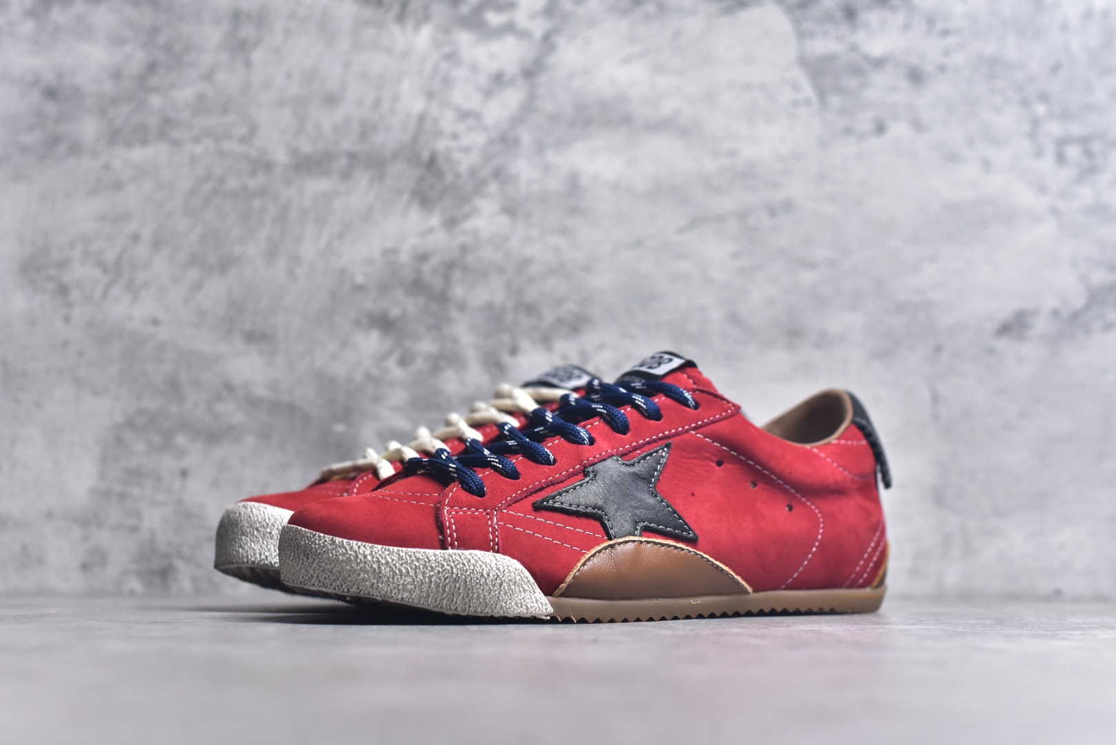 图片[2]-#Golden Goose True Star 25s最新款 易烊千玺 萱美 王一博 朱亚文同款小红书爆款运动鞋 采用进口牛皮羊皮内里 舒适感爆满 Golden Goose True Star「为叛逆而生」的鞋履，其价值不仅在于材质与工艺，更在于对主流审美规则的颠覆。它适合那些追求「非标准化时尚」、愿意为独特性支付溢价的消费者，尤其在潮流易逝的当下，其手工做旧设计反而赋予产品「反潮流」的永恒感。然而，对于务实型消费者而言，高昂的价格、小众的风格以及相对复杂的护理需求（如避免接触尖锐物体）可能使其性价比大打折扣。若将其视为「可穿戴的艺术品」，True Star 无疑是成功的；若以传统鞋履标准衡量，它则更像是一场关于时尚哲学的实验。#记录吧就现在 #goldengoose #易烊千玺 #ggdb #宝藏男孩易烊千玺 #鞋控の日常 #潮流薯 #复古穿搭 尺码：35 36 37 38 39 40 41 42 43 44 45-选品中心