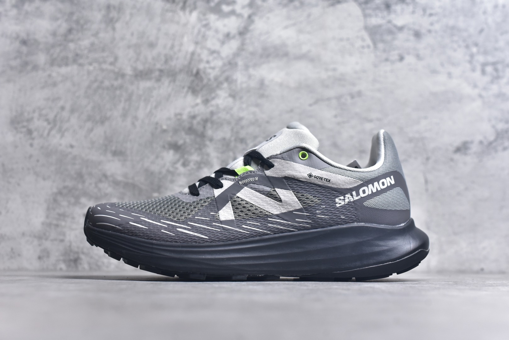 #Salomon 萨洛蒙 男式 Ultra Flow • 为越野设计，源自舒适灵感 ,全地形Contagrip 这双鞋感觉像是为道路缓冲设计的，但又能像为越野生来一样奔跑。ULTRA FLOW 超级柔软，具有更高的堆叠高度，能够陪伴你从柏油路到泥泞地形的过渡，无论频率或距离如何。鞋面的柔软材料与混合地形鞋底相结合，提供最佳的适应性。 尺码：36-45-选品中心