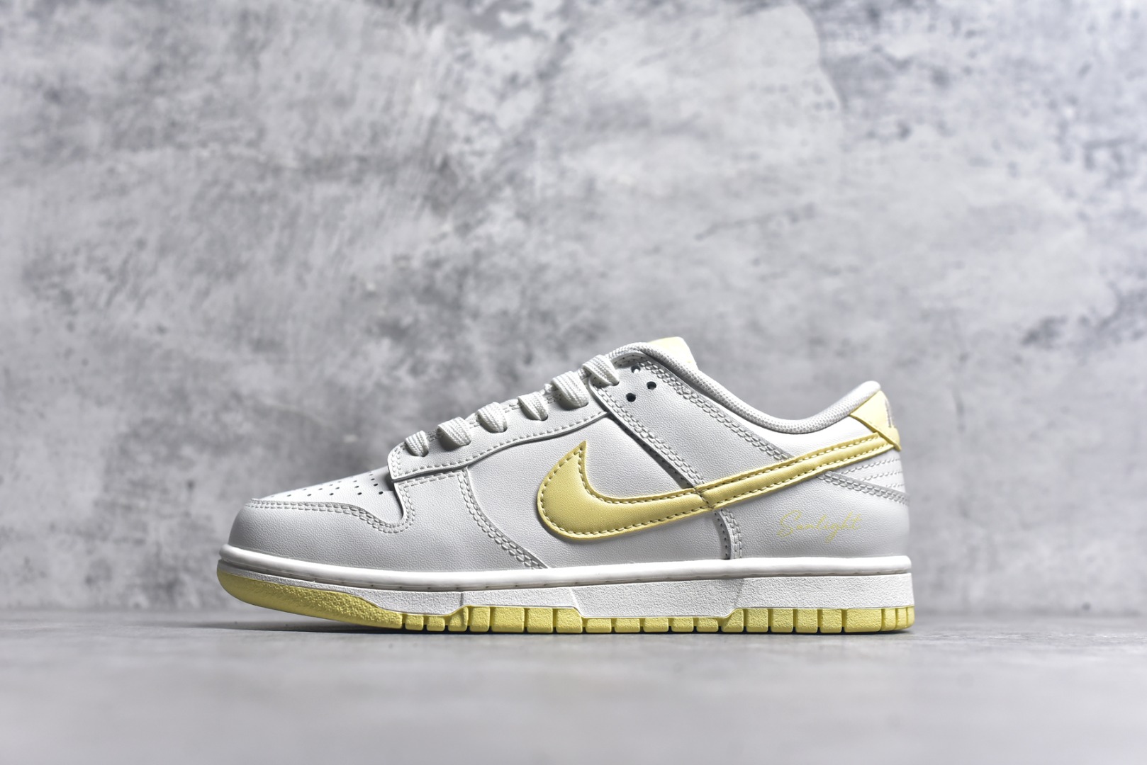 #NK Dunk Low 云纱蜜境 WY0406-020 此款采用杏仁奶白色的鞋面，温柔似绵密云纱般覆盖鞋身，带来柔光漫射般的纯净质感，高级百搭。撷取一缕日光晨曦点染Swoosh，轻盈纯净中，跃动一抹亮色，将柔和的甜润与明媚的元气，巧妙揉合，在纯净云纱里，收藏一束日光。定制系列天花板 无原鞋不开发 全系列得物原鞋一比一校对开发 配色持续更新中 终端对接 优势输出 全套原厂楦头原纸板数据档案倾力打造 原汁原味莞产 极致还原 圈内最强针车工艺 高端零售指定版 广东原厂配套原盒原标 鞋盒分三个尺码段 原厂冲刀 超高清洁度 全鞋零毛边皮料切割 采用原厂百宏鞋带以及原厂百宏织唛舌标 内标可供原厂几率过验 进口原装条纹中底布 四线拉帮白色点胶 原厂拉帮手法遵循公司 原厂电绣 极致还原 尺码：36 36.5 37.5 38 38.5 39 40 40.5 41 42 42.5 43 44 44.5 45 46-选品中心