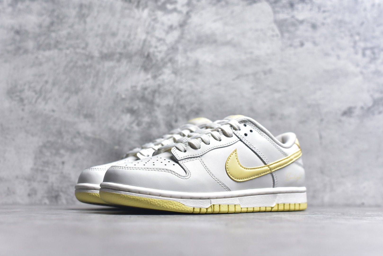 图片[2]-#NK Dunk Low 云纱蜜境 WY0406-020 此款采用杏仁奶白色的鞋面，温柔似绵密云纱般覆盖鞋身，带来柔光漫射般的纯净质感，高级百搭。撷取一缕日光晨曦点染Swoosh，轻盈纯净中，跃动一抹亮色，将柔和的甜润与明媚的元气，巧妙揉合，在纯净云纱里，收藏一束日光。定制系列天花板 无原鞋不开发 全系列得物原鞋一比一校对开发 配色持续更新中 终端对接 优势输出 全套原厂楦头原纸板数据档案倾力打造 原汁原味莞产 极致还原 圈内最强针车工艺 高端零售指定版 广东原厂配套原盒原标 鞋盒分三个尺码段 原厂冲刀 超高清洁度 全鞋零毛边皮料切割 采用原厂百宏鞋带以及原厂百宏织唛舌标 内标可供原厂几率过验 进口原装条纹中底布 四线拉帮白色点胶 原厂拉帮手法遵循公司 原厂电绣 极致还原 尺码：36 36.5 37.5 38 38.5 39 40 40.5 41 42 42.5 43 44 44.5 45 46-选品中心