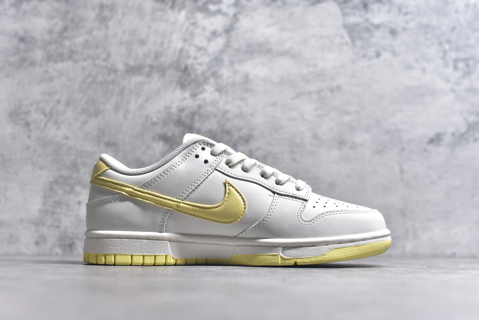图片[3]-#NK Dunk Low 云纱蜜境 WY0406-020 此款采用杏仁奶白色的鞋面，温柔似绵密云纱般覆盖鞋身，带来柔光漫射般的纯净质感，高级百搭。撷取一缕日光晨曦点染Swoosh，轻盈纯净中，跃动一抹亮色，将柔和的甜润与明媚的元气，巧妙揉合，在纯净云纱里，收藏一束日光。定制系列天花板 无原鞋不开发 全系列得物原鞋一比一校对开发 配色持续更新中 终端对接 优势输出 全套原厂楦头原纸板数据档案倾力打造 原汁原味莞产 极致还原 圈内最强针车工艺 高端零售指定版 广东原厂配套原盒原标 鞋盒分三个尺码段 原厂冲刀 超高清洁度 全鞋零毛边皮料切割 采用原厂百宏鞋带以及原厂百宏织唛舌标 内标可供原厂几率过验 进口原装条纹中底布 四线拉帮白色点胶 原厂拉帮手法遵循公司 原厂电绣 极致还原 尺码：36 36.5 37.5 38 38.5 39 40 40.5 41 42 42.5 43 44 44.5 45 46-选品中心