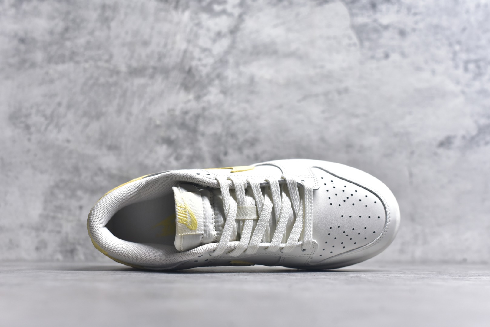 图片[4]-#NK Dunk Low 云纱蜜境 WY0406-020 此款采用杏仁奶白色的鞋面，温柔似绵密云纱般覆盖鞋身，带来柔光漫射般的纯净质感，高级百搭。撷取一缕日光晨曦点染Swoosh，轻盈纯净中，跃动一抹亮色，将柔和的甜润与明媚的元气，巧妙揉合，在纯净云纱里，收藏一束日光。定制系列天花板 无原鞋不开发 全系列得物原鞋一比一校对开发 配色持续更新中 终端对接 优势输出 全套原厂楦头原纸板数据档案倾力打造 原汁原味莞产 极致还原 圈内最强针车工艺 高端零售指定版 广东原厂配套原盒原标 鞋盒分三个尺码段 原厂冲刀 超高清洁度 全鞋零毛边皮料切割 采用原厂百宏鞋带以及原厂百宏织唛舌标 内标可供原厂几率过验 进口原装条纹中底布 四线拉帮白色点胶 原厂拉帮手法遵循公司 原厂电绣 极致还原 尺码：36 36.5 37.5 38 38.5 39 40 40.5 41 42 42.5 43 44 44.5 45 46-选品中心