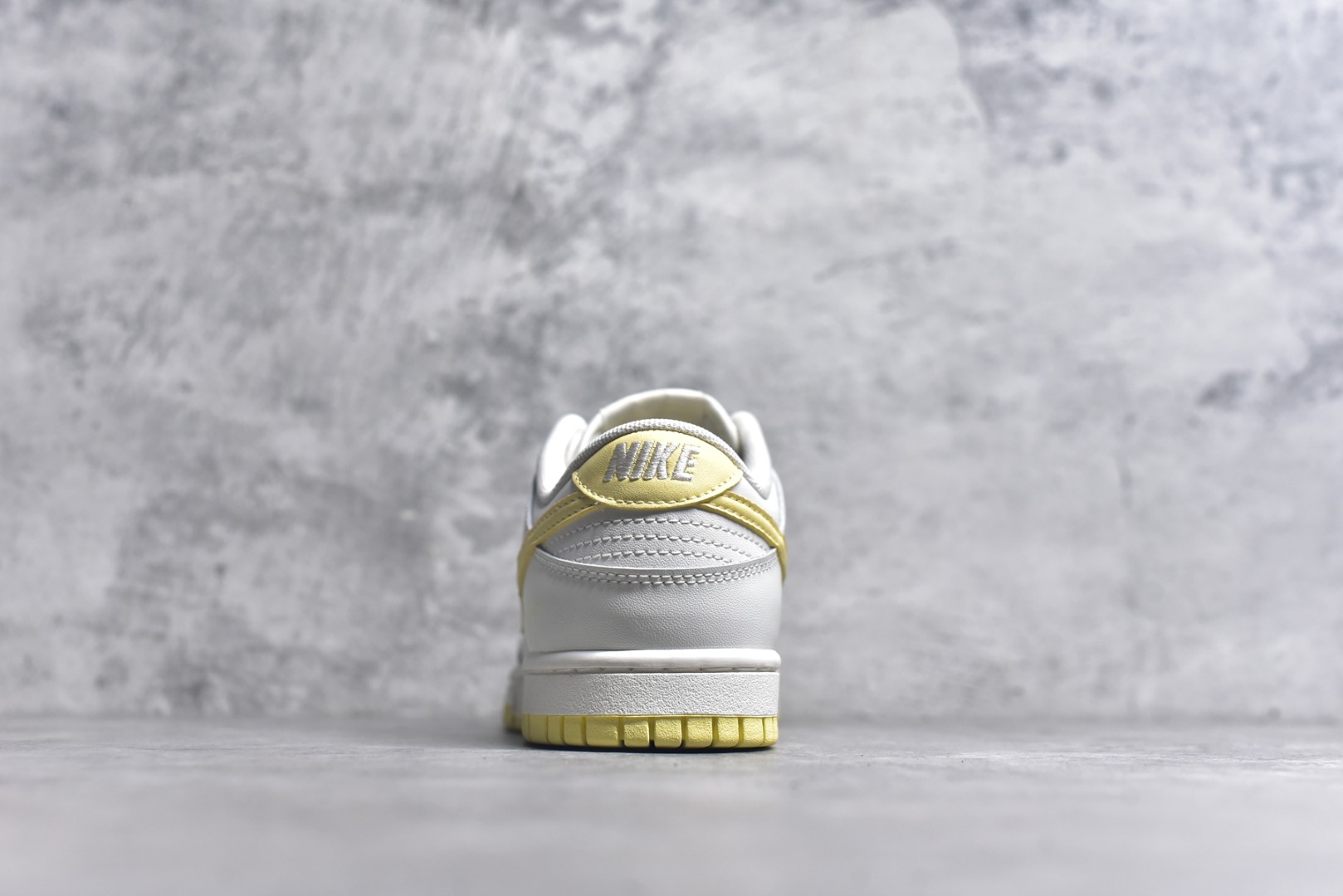 图片[5]-#NK Dunk Low 云纱蜜境 WY0406-020 此款采用杏仁奶白色的鞋面，温柔似绵密云纱般覆盖鞋身，带来柔光漫射般的纯净质感，高级百搭。撷取一缕日光晨曦点染Swoosh，轻盈纯净中，跃动一抹亮色，将柔和的甜润与明媚的元气，巧妙揉合，在纯净云纱里，收藏一束日光。定制系列天花板 无原鞋不开发 全系列得物原鞋一比一校对开发 配色持续更新中 终端对接 优势输出 全套原厂楦头原纸板数据档案倾力打造 原汁原味莞产 极致还原 圈内最强针车工艺 高端零售指定版 广东原厂配套原盒原标 鞋盒分三个尺码段 原厂冲刀 超高清洁度 全鞋零毛边皮料切割 采用原厂百宏鞋带以及原厂百宏织唛舌标 内标可供原厂几率过验 进口原装条纹中底布 四线拉帮白色点胶 原厂拉帮手法遵循公司 原厂电绣 极致还原 尺码：36 36.5 37.5 38 38.5 39 40 40.5 41 42 42.5 43 44 44.5 45 46-选品中心