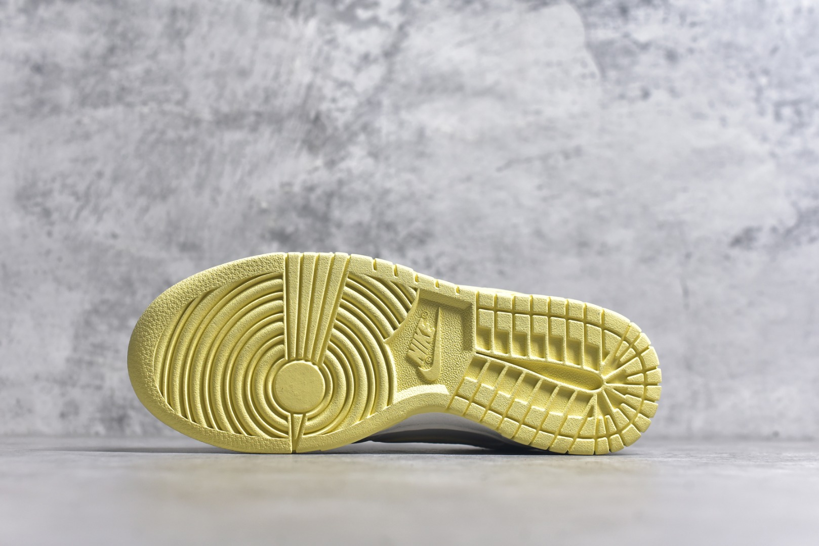 图片[6]-#NK Dunk Low 云纱蜜境 WY0406-020 此款采用杏仁奶白色的鞋面，温柔似绵密云纱般覆盖鞋身，带来柔光漫射般的纯净质感，高级百搭。撷取一缕日光晨曦点染Swoosh，轻盈纯净中，跃动一抹亮色，将柔和的甜润与明媚的元气，巧妙揉合，在纯净云纱里，收藏一束日光。定制系列天花板 无原鞋不开发 全系列得物原鞋一比一校对开发 配色持续更新中 终端对接 优势输出 全套原厂楦头原纸板数据档案倾力打造 原汁原味莞产 极致还原 圈内最强针车工艺 高端零售指定版 广东原厂配套原盒原标 鞋盒分三个尺码段 原厂冲刀 超高清洁度 全鞋零毛边皮料切割 采用原厂百宏鞋带以及原厂百宏织唛舌标 内标可供原厂几率过验 进口原装条纹中底布 四线拉帮白色点胶 原厂拉帮手法遵循公司 原厂电绣 极致还原 尺码：36 36.5 37.5 38 38.5 39 40 40.5 41 42 42.5 43 44 44.5 45 46-选品中心