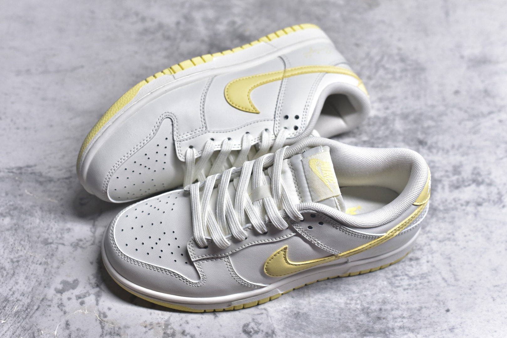 图片[7]-#NK Dunk Low 云纱蜜境 WY0406-020 此款采用杏仁奶白色的鞋面，温柔似绵密云纱般覆盖鞋身，带来柔光漫射般的纯净质感，高级百搭。撷取一缕日光晨曦点染Swoosh，轻盈纯净中，跃动一抹亮色，将柔和的甜润与明媚的元气，巧妙揉合，在纯净云纱里，收藏一束日光。定制系列天花板 无原鞋不开发 全系列得物原鞋一比一校对开发 配色持续更新中 终端对接 优势输出 全套原厂楦头原纸板数据档案倾力打造 原汁原味莞产 极致还原 圈内最强针车工艺 高端零售指定版 广东原厂配套原盒原标 鞋盒分三个尺码段 原厂冲刀 超高清洁度 全鞋零毛边皮料切割 采用原厂百宏鞋带以及原厂百宏织唛舌标 内标可供原厂几率过验 进口原装条纹中底布 四线拉帮白色点胶 原厂拉帮手法遵循公司 原厂电绣 极致还原 尺码：36 36.5 37.5 38 38.5 39 40 40.5 41 42 42.5 43 44 44.5 45 46-选品中心