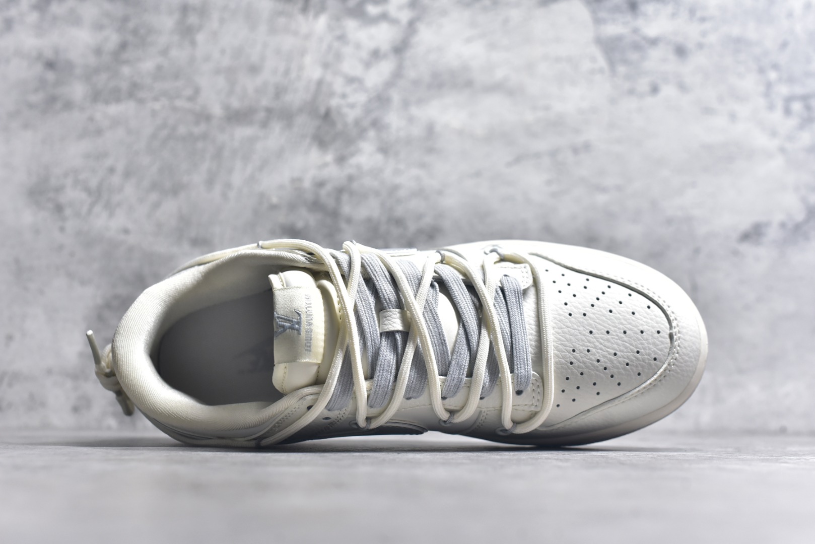 图片[4]-#Nike SB Dunk Low LV联名 绑带灰勾 周年高端定制 低帮休闲板鞋 DM6868-092 #定制鞋盒 大厂纯原品质出货 超高清洁度 皮料切割干净无任何毛边 细节完美 尺码：36 36.5 37.5 38 36.5 39 40 40.5 41 42 42.5 43 44 44.5 45 9.E5-选品中心