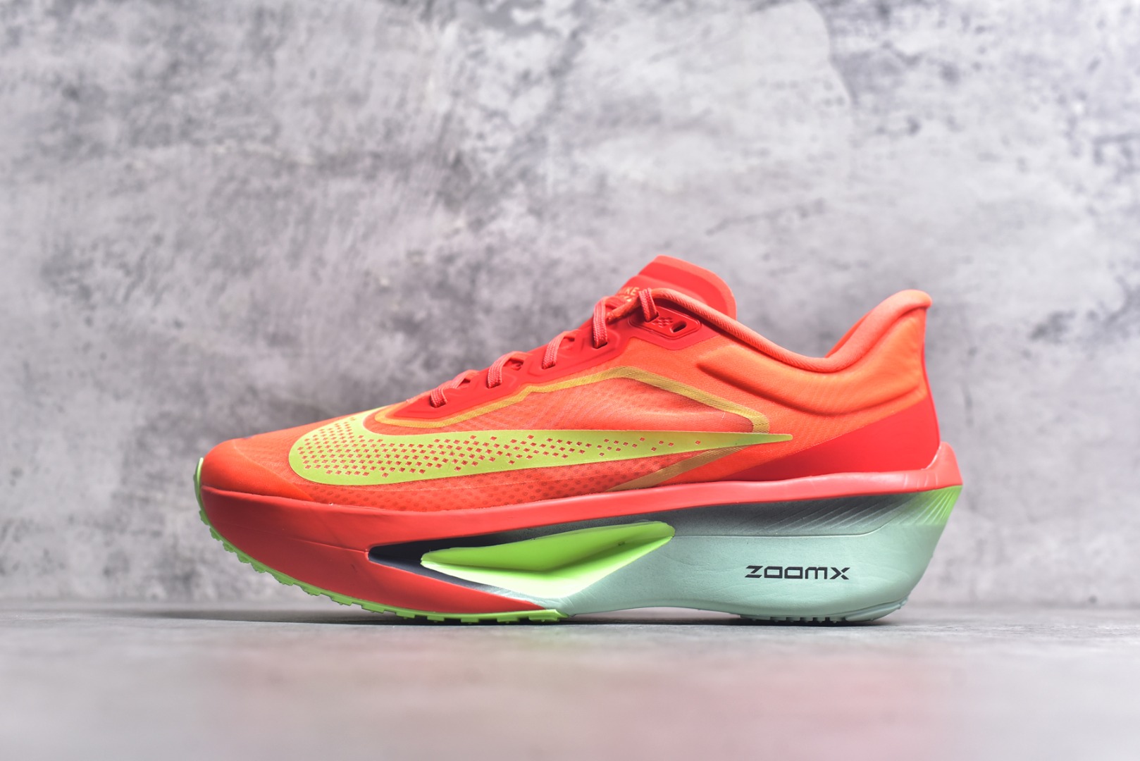 #NK ZoomX Invincible Run Flyknit 6 轻量跑鞋 飞织低帮休闲运动慢跑鞋 FN8454-601 此鞋专为短跑运动员而生 是为 5 至 10 公里距离的赛事和训练打造 整体设计采用流线型的轻质工程网眼材质构成鞋面 并与其他 Running 旗舰鞋款同样搭载全脚掌 ZoomX 缓冲中底 搭配 Pebax 物料与橡胶外底 ZoomX StreakFly 首发配色以Prototype呈现 其灵感是来自开发期间的磨损测试 透过编号的标记与内侧的预期跑步距离突出研发过程 尺码：36 36.5 37.5 38 38.5 39 40 40.5 41 42 42.5 43 44 45-选品中心