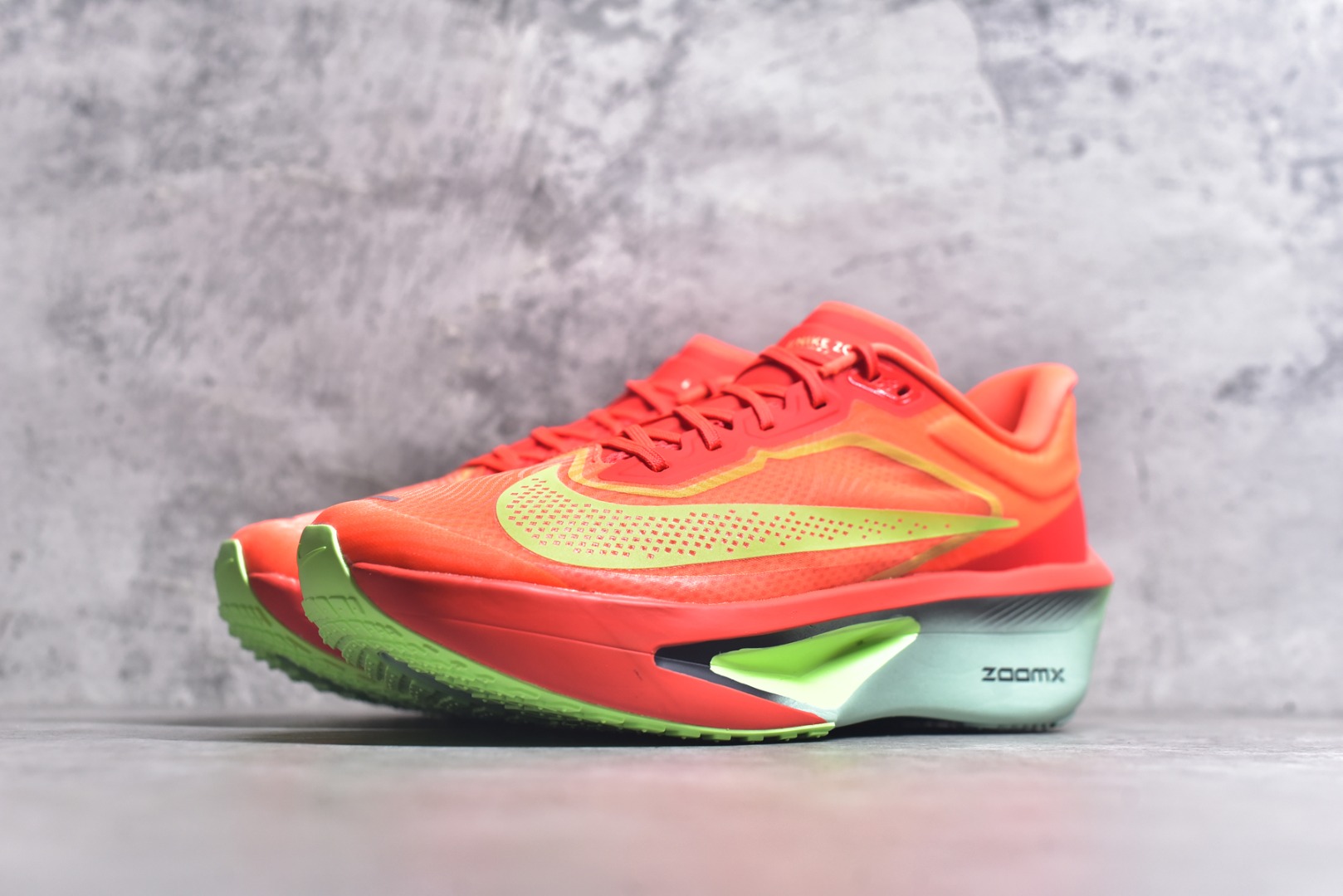 图片[2]-#NK ZoomX Invincible Run Flyknit 6 轻量跑鞋 飞织低帮休闲运动慢跑鞋 FN8454-601 此鞋专为短跑运动员而生 是为 5 至 10 公里距离的赛事和训练打造 整体设计采用流线型的轻质工程网眼材质构成鞋面 并与其他 Running 旗舰鞋款同样搭载全脚掌 ZoomX 缓冲中底 搭配 Pebax 物料与橡胶外底 ZoomX StreakFly 首发配色以Prototype呈现 其灵感是来自开发期间的磨损测试 透过编号的标记与内侧的预期跑步距离突出研发过程 尺码：36 36.5 37.5 38 38.5 39 40 40.5 41 42 42.5 43 44 45-选品中心
