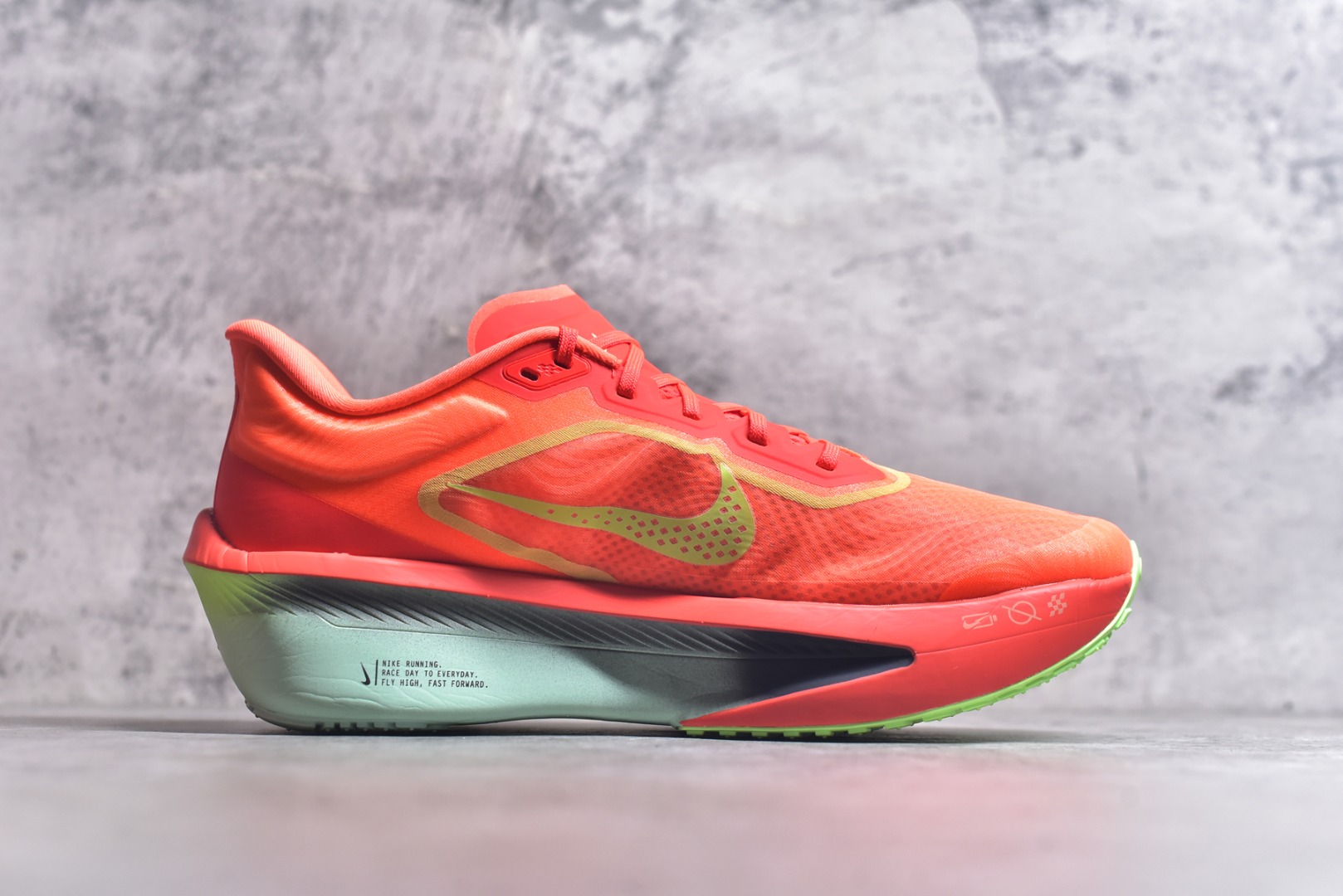 图片[3]-#NK ZoomX Invincible Run Flyknit 6 轻量跑鞋 飞织低帮休闲运动慢跑鞋 FN8454-601 此鞋专为短跑运动员而生 是为 5 至 10 公里距离的赛事和训练打造 整体设计采用流线型的轻质工程网眼材质构成鞋面 并与其他 Running 旗舰鞋款同样搭载全脚掌 ZoomX 缓冲中底 搭配 Pebax 物料与橡胶外底 ZoomX StreakFly 首发配色以Prototype呈现 其灵感是来自开发期间的磨损测试 透过编号的标记与内侧的预期跑步距离突出研发过程 尺码：36 36.5 37.5 38 38.5 39 40 40.5 41 42 42.5 43 44 45-选品中心
