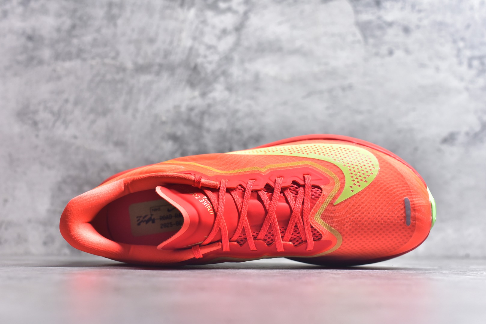 图片[4]-#NK ZoomX Invincible Run Flyknit 6 轻量跑鞋 飞织低帮休闲运动慢跑鞋 FN8454-601 此鞋专为短跑运动员而生 是为 5 至 10 公里距离的赛事和训练打造 整体设计采用流线型的轻质工程网眼材质构成鞋面 并与其他 Running 旗舰鞋款同样搭载全脚掌 ZoomX 缓冲中底 搭配 Pebax 物料与橡胶外底 ZoomX StreakFly 首发配色以Prototype呈现 其灵感是来自开发期间的磨损测试 透过编号的标记与内侧的预期跑步距离突出研发过程 尺码：36 36.5 37.5 38 38.5 39 40 40.5 41 42 42.5 43 44 45-选品中心