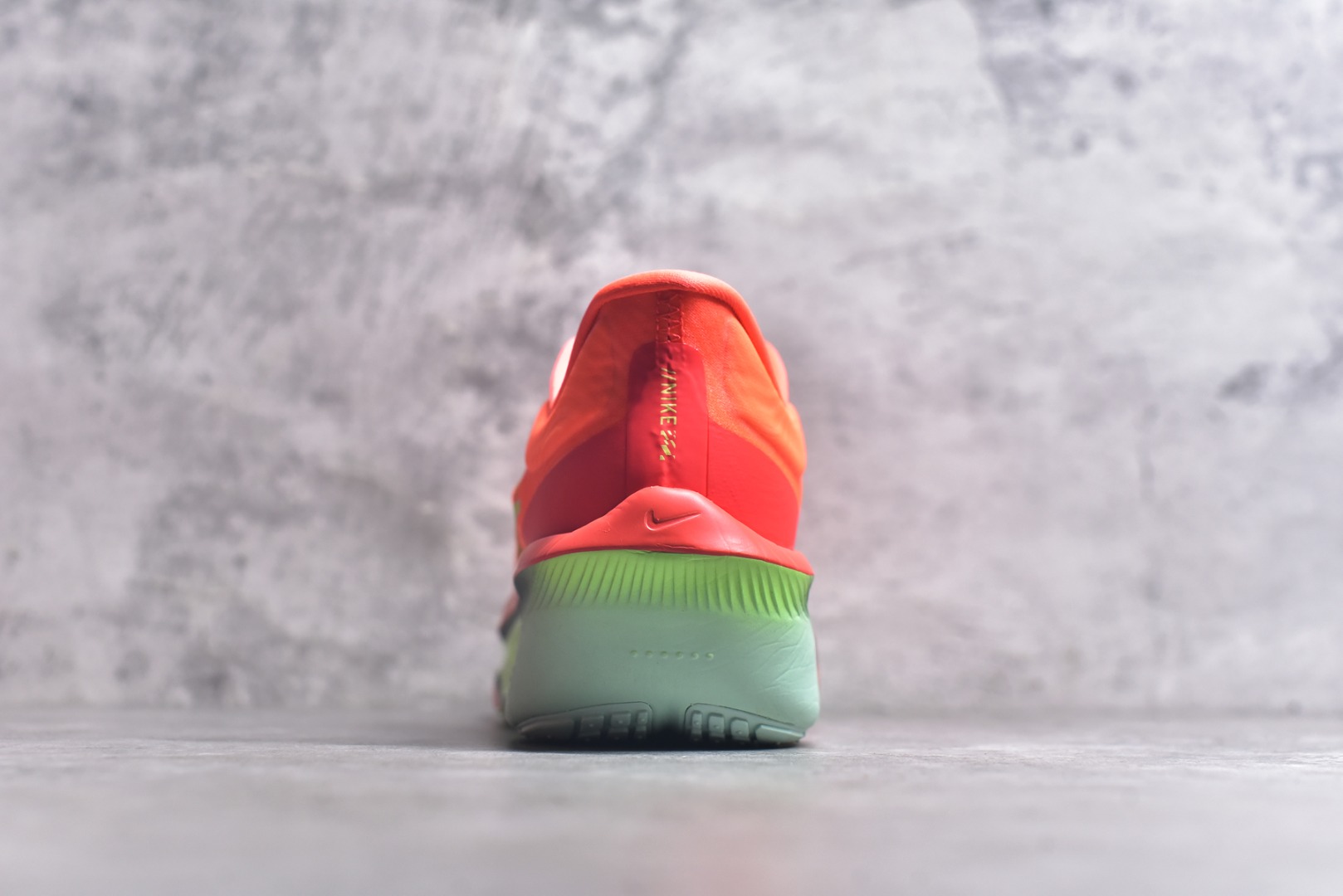 图片[5]-#NK ZoomX Invincible Run Flyknit 6 轻量跑鞋 飞织低帮休闲运动慢跑鞋 FN8454-601 此鞋专为短跑运动员而生 是为 5 至 10 公里距离的赛事和训练打造 整体设计采用流线型的轻质工程网眼材质构成鞋面 并与其他 Running 旗舰鞋款同样搭载全脚掌 ZoomX 缓冲中底 搭配 Pebax 物料与橡胶外底 ZoomX StreakFly 首发配色以Prototype呈现 其灵感是来自开发期间的磨损测试 透过编号的标记与内侧的预期跑步距离突出研发过程 尺码：36 36.5 37.5 38 38.5 39 40 40.5 41 42 42.5 43 44 45-选品中心