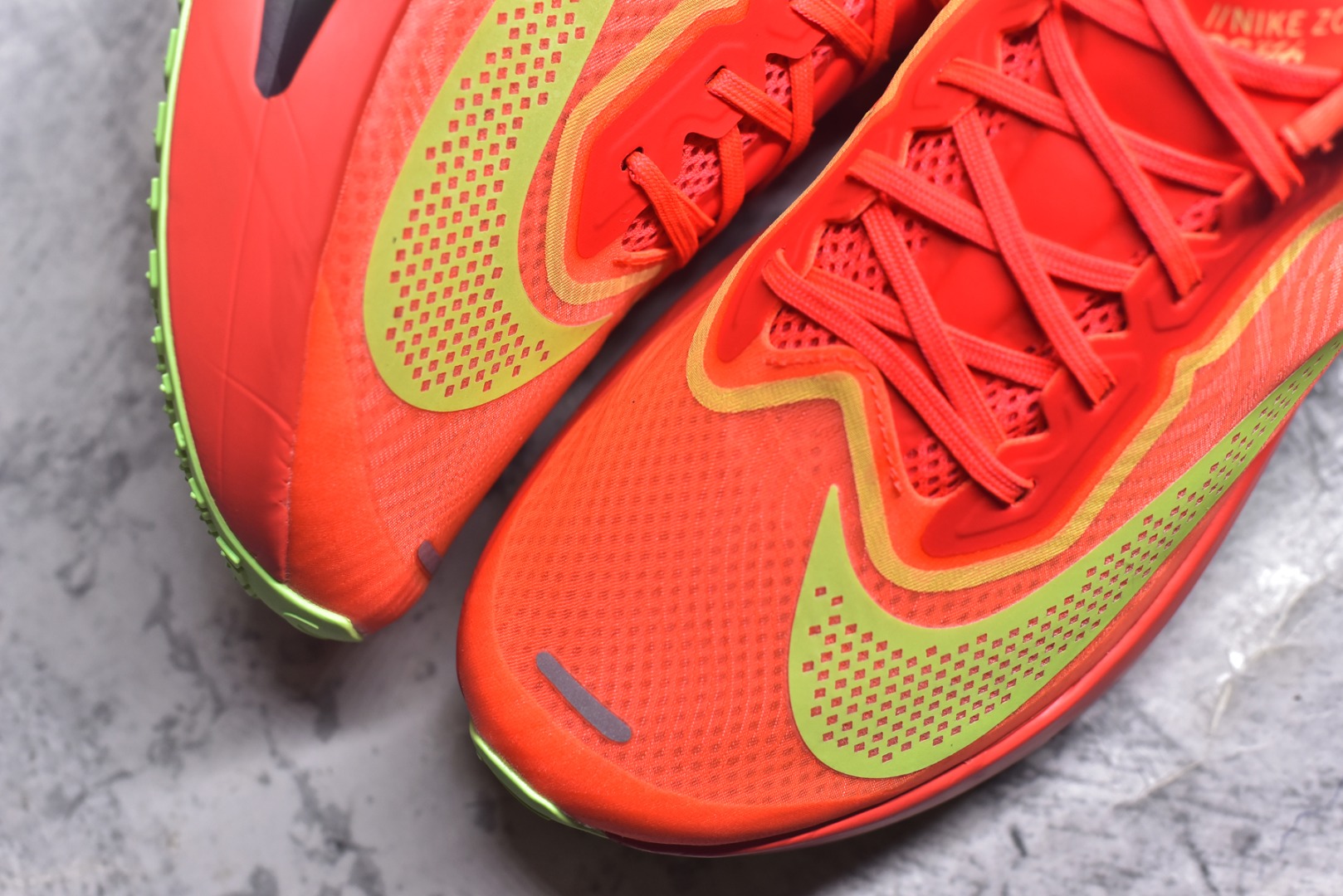 图片[8]-#NK ZoomX Invincible Run Flyknit 6 轻量跑鞋 飞织低帮休闲运动慢跑鞋 FN8454-601 此鞋专为短跑运动员而生 是为 5 至 10 公里距离的赛事和训练打造 整体设计采用流线型的轻质工程网眼材质构成鞋面 并与其他 Running 旗舰鞋款同样搭载全脚掌 ZoomX 缓冲中底 搭配 Pebax 物料与橡胶外底 ZoomX StreakFly 首发配色以Prototype呈现 其灵感是来自开发期间的磨损测试 透过编号的标记与内侧的预期跑步距离突出研发过程 尺码：36 36.5 37.5 38 38.5 39 40 40.5 41 42 42.5 43 44 45-选品中心