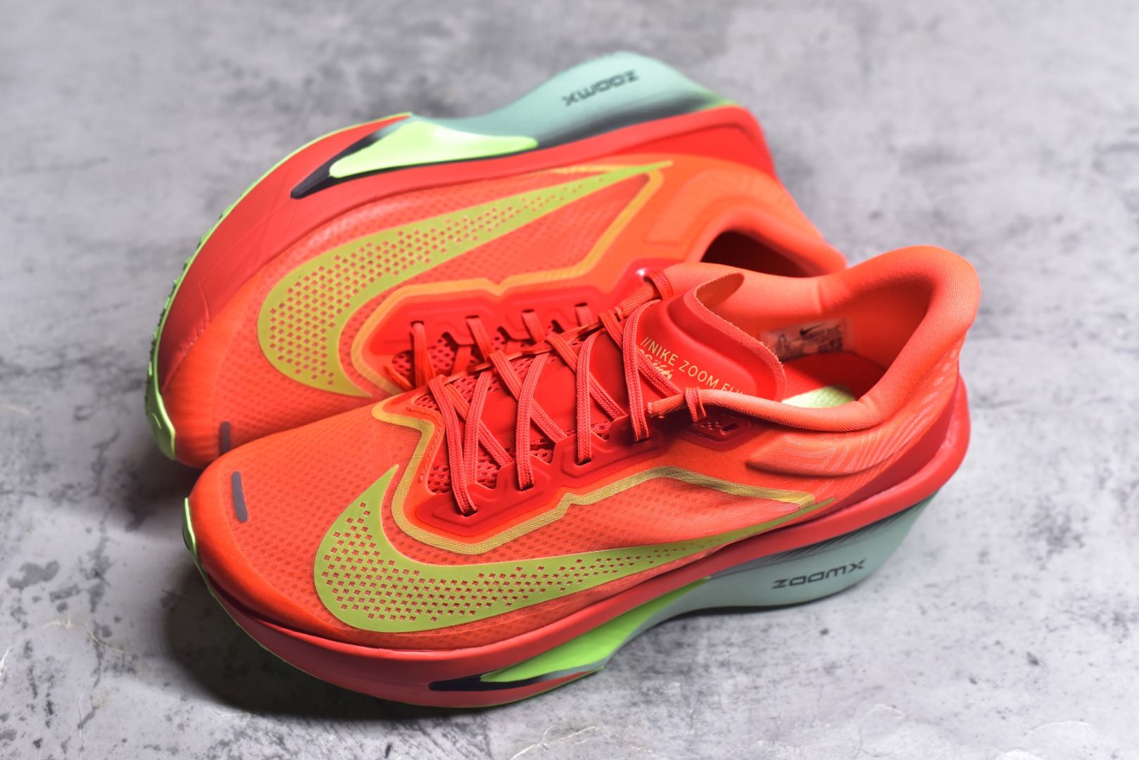 图片[7]-#NK ZoomX Invincible Run Flyknit 6 轻量跑鞋 飞织低帮休闲运动慢跑鞋 FN8454-601 此鞋专为短跑运动员而生 是为 5 至 10 公里距离的赛事和训练打造 整体设计采用流线型的轻质工程网眼材质构成鞋面 并与其他 Running 旗舰鞋款同样搭载全脚掌 ZoomX 缓冲中底 搭配 Pebax 物料与橡胶外底 ZoomX StreakFly 首发配色以Prototype呈现 其灵感是来自开发期间的磨损测试 透过编号的标记与内侧的预期跑步距离突出研发过程 尺码：36 36.5 37.5 38 38.5 39 40 40.5 41 42 42.5 43 44 45-选品中心
