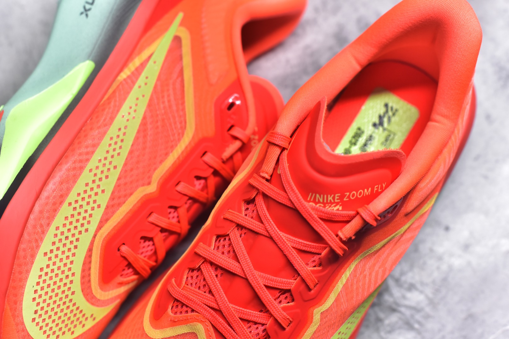 图片[9]-#NK ZoomX Invincible Run Flyknit 6 轻量跑鞋 飞织低帮休闲运动慢跑鞋 FN8454-601 此鞋专为短跑运动员而生 是为 5 至 10 公里距离的赛事和训练打造 整体设计采用流线型的轻质工程网眼材质构成鞋面 并与其他 Running 旗舰鞋款同样搭载全脚掌 ZoomX 缓冲中底 搭配 Pebax 物料与橡胶外底 ZoomX StreakFly 首发配色以Prototype呈现 其灵感是来自开发期间的磨损测试 透过编号的标记与内侧的预期跑步距离突出研发过程 尺码：36 36.5 37.5 38 38.5 39 40 40.5 41 42 42.5 43 44 45-选品中心