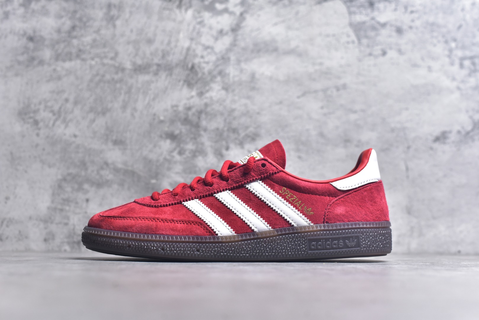 #AD Originals Handball SPZL 手球运动员系列百搭休闲运动板鞋 FV1227 这款来自阿迪达斯的这款HANDBALL SPZL前身是一双手球运动鞋，这一次拿来复刻，所以鞋面的主要色彩选用了黑色， 鞋面外侧除了Spezial字母之外还有三叶草标志。Handball SPZL作为复古手球训练鞋与作为室内足球鞋的Samba有着异曲同工之处，但是质感更为出众的鞋身以及丰富的配色选择比起Samba来讲可以说是更胜一筹了！尺码：36 36⅔ 37⅓ 38 38⅔ 39⅓ 40 40⅔ 41⅓ 42 42⅔ 43⅓ 44⅔ 45-选品中心