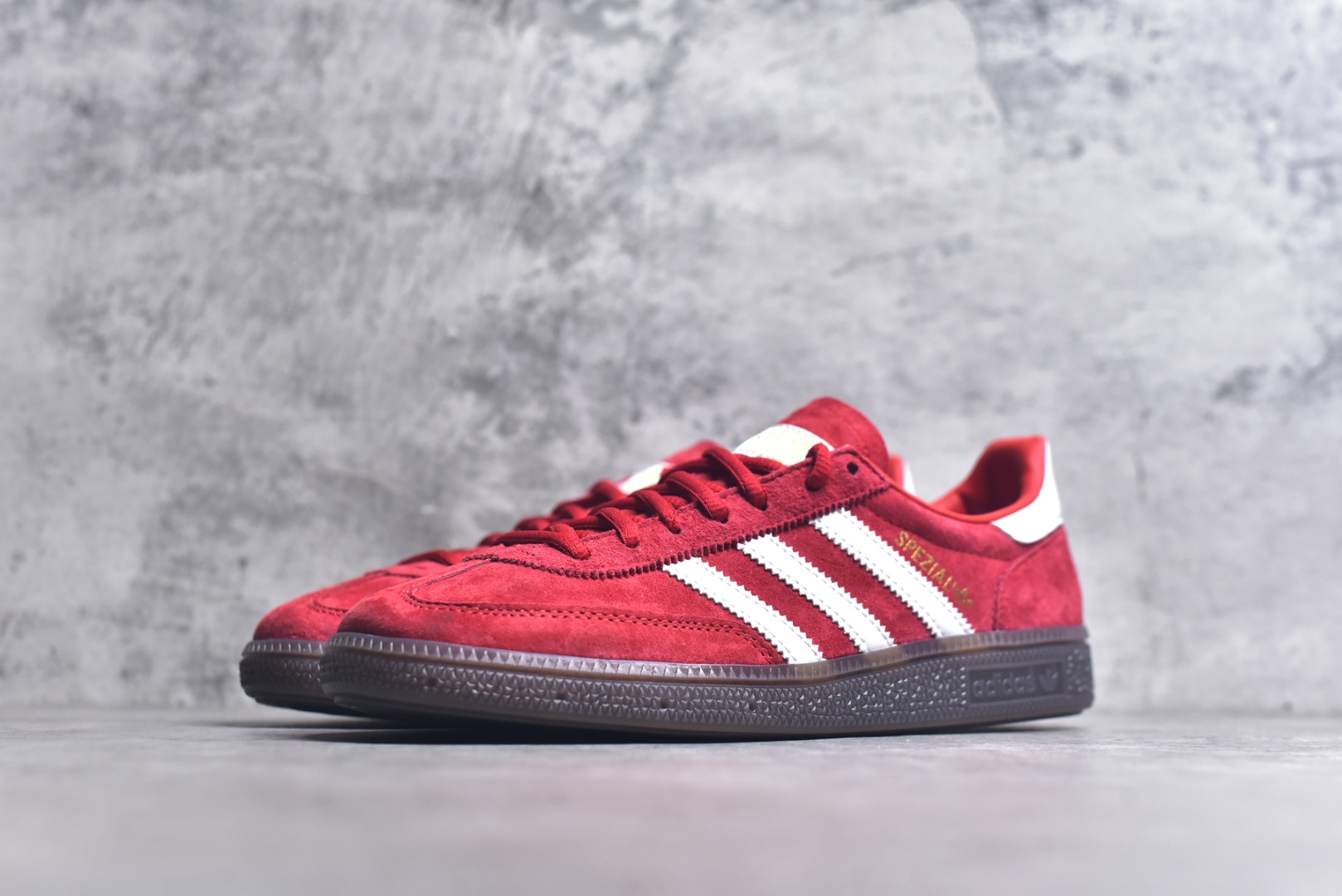 图片[2]-#AD Originals Handball SPZL 手球运动员系列百搭休闲运动板鞋 FV1227 这款来自阿迪达斯的这款HANDBALL SPZL前身是一双手球运动鞋，这一次拿来复刻，所以鞋面的主要色彩选用了黑色， 鞋面外侧除了Spezial字母之外还有三叶草标志。Handball SPZL作为复古手球训练鞋与作为室内足球鞋的Samba有着异曲同工之处，但是质感更为出众的鞋身以及丰富的配色选择比起Samba来讲可以说是更胜一筹了！尺码：36 36⅔ 37⅓ 38 38⅔ 39⅓ 40 40⅔ 41⅓ 42 42⅔ 43⅓ 44⅔ 45-选品中心