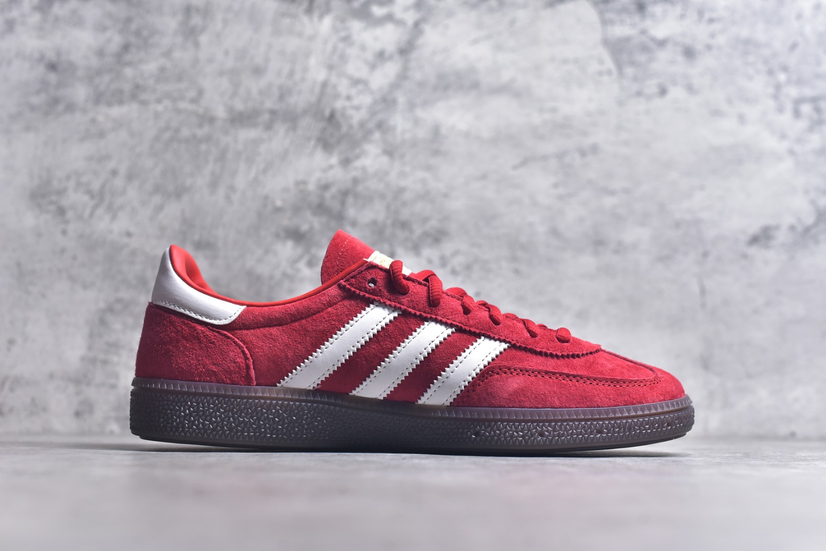 图片[3]-#AD Originals Handball SPZL 手球运动员系列百搭休闲运动板鞋 FV1227 这款来自阿迪达斯的这款HANDBALL SPZL前身是一双手球运动鞋，这一次拿来复刻，所以鞋面的主要色彩选用了黑色， 鞋面外侧除了Spezial字母之外还有三叶草标志。Handball SPZL作为复古手球训练鞋与作为室内足球鞋的Samba有着异曲同工之处，但是质感更为出众的鞋身以及丰富的配色选择比起Samba来讲可以说是更胜一筹了！尺码：36 36⅔ 37⅓ 38 38⅔ 39⅓ 40 40⅔ 41⅓ 42 42⅔ 43⅓ 44⅔ 45-选品中心