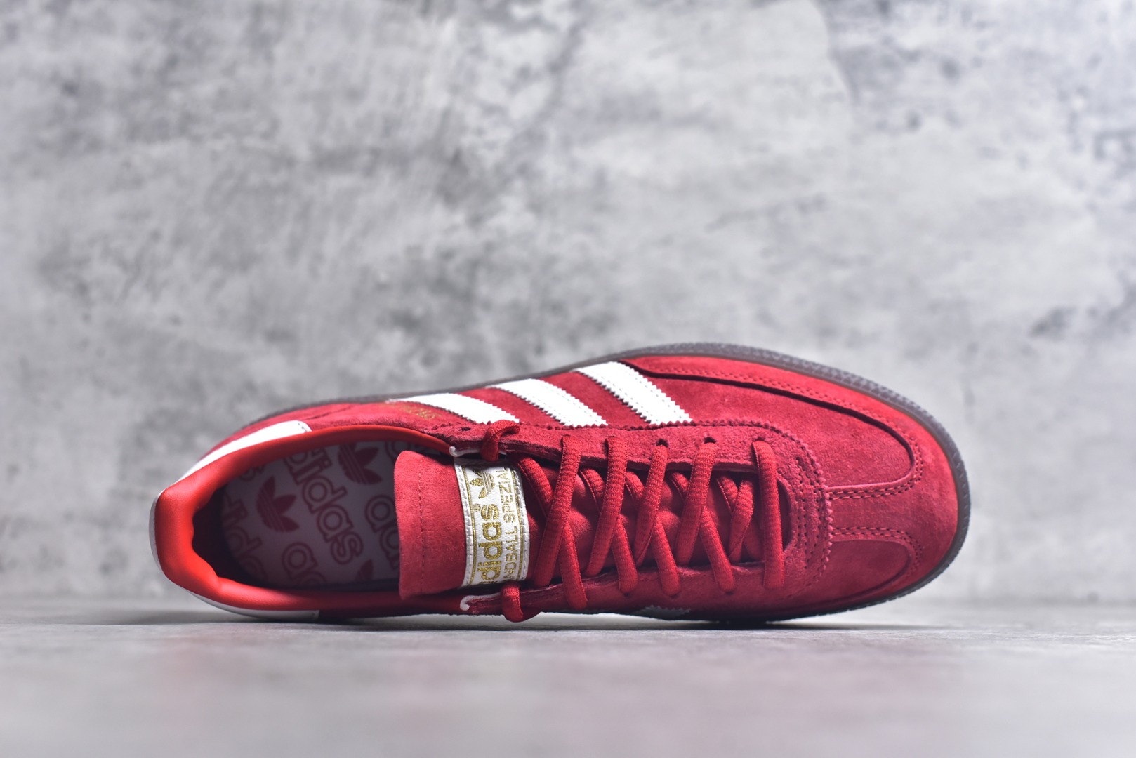 图片[4]-#AD Originals Handball SPZL 手球运动员系列百搭休闲运动板鞋 FV1227 这款来自阿迪达斯的这款HANDBALL SPZL前身是一双手球运动鞋，这一次拿来复刻，所以鞋面的主要色彩选用了黑色， 鞋面外侧除了Spezial字母之外还有三叶草标志。Handball SPZL作为复古手球训练鞋与作为室内足球鞋的Samba有着异曲同工之处，但是质感更为出众的鞋身以及丰富的配色选择比起Samba来讲可以说是更胜一筹了！尺码：36 36⅔ 37⅓ 38 38⅔ 39⅓ 40 40⅔ 41⅓ 42 42⅔ 43⅓ 44⅔ 45-选品中心