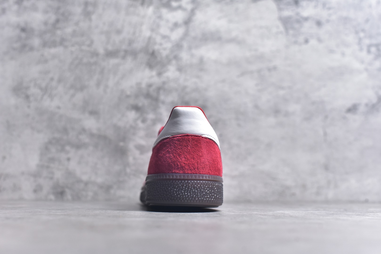 图片[5]-#AD Originals Handball SPZL 手球运动员系列百搭休闲运动板鞋 FV1227 这款来自阿迪达斯的这款HANDBALL SPZL前身是一双手球运动鞋，这一次拿来复刻，所以鞋面的主要色彩选用了黑色， 鞋面外侧除了Spezial字母之外还有三叶草标志。Handball SPZL作为复古手球训练鞋与作为室内足球鞋的Samba有着异曲同工之处，但是质感更为出众的鞋身以及丰富的配色选择比起Samba来讲可以说是更胜一筹了！尺码：36 36⅔ 37⅓ 38 38⅔ 39⅓ 40 40⅔ 41⅓ 42 42⅔ 43⅓ 44⅔ 45-选品中心